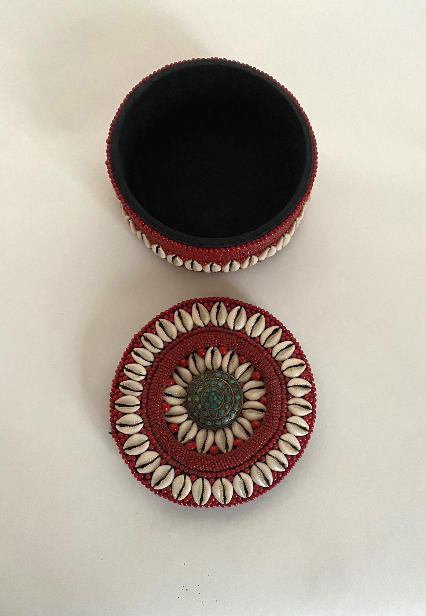 Scatola circolare con perline e conchiglie con pomello decorativo in ottone in vendita 2