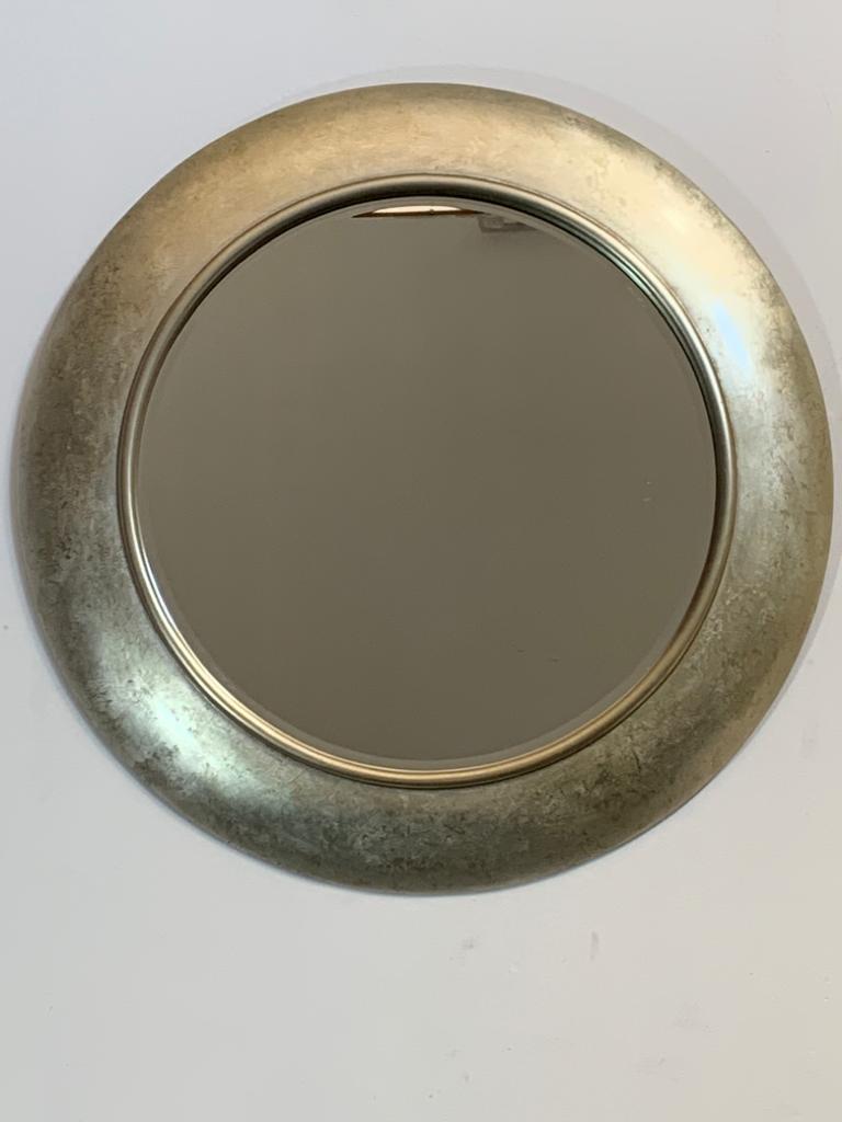 Circular beveled mirror with rounded frame of generous thickness covered in double metal leaf, the upper one crumpled and patinated. Polished finish.
Packaging with bubble wrap and cardboard boxes is included. If the wooden packaging is needed