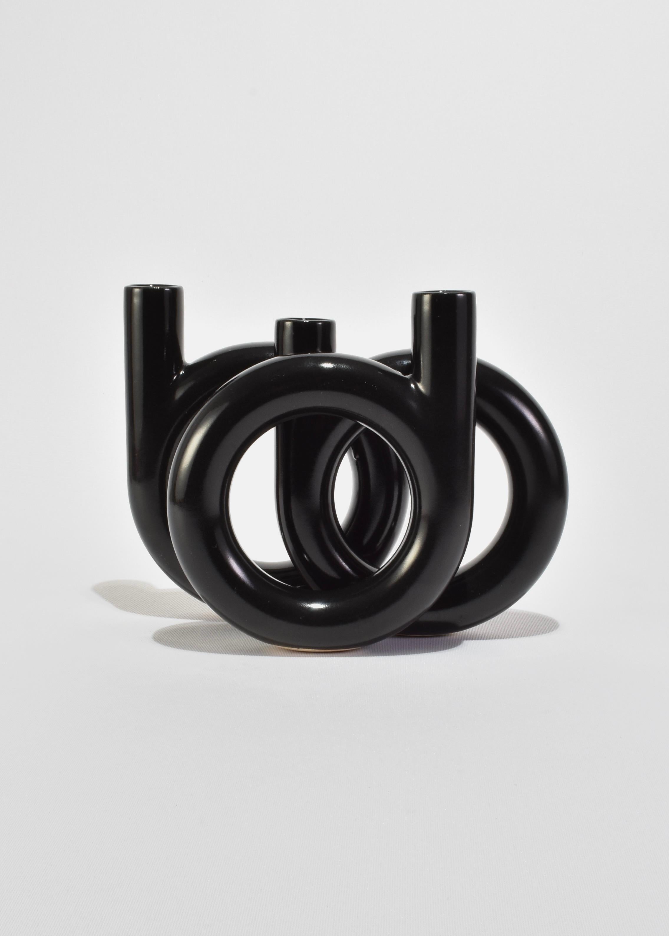 Seltene, schwarze, runde Keramikvase mit drei Öffnungen. Hergestellt in Japan, Toyo zugeschrieben.