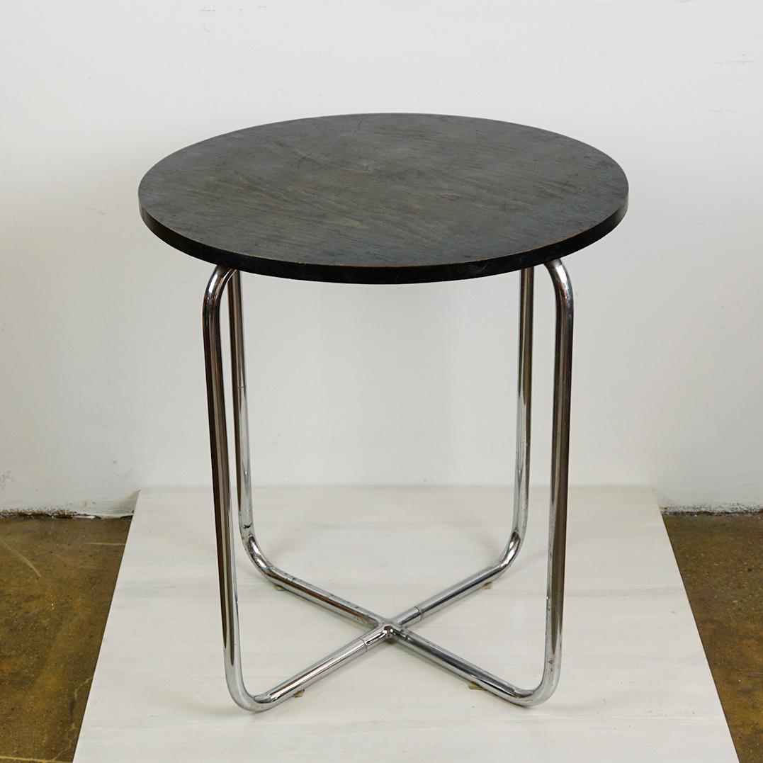 Cette table basse en acier tubulaire chromé de style Bauhaus a été produite dans les années 1930. Son design est très proche de la table B 27, conçue par Marcel Breuer, qui est une pièce minimaliste et emblématique.
 La table est composée d'une