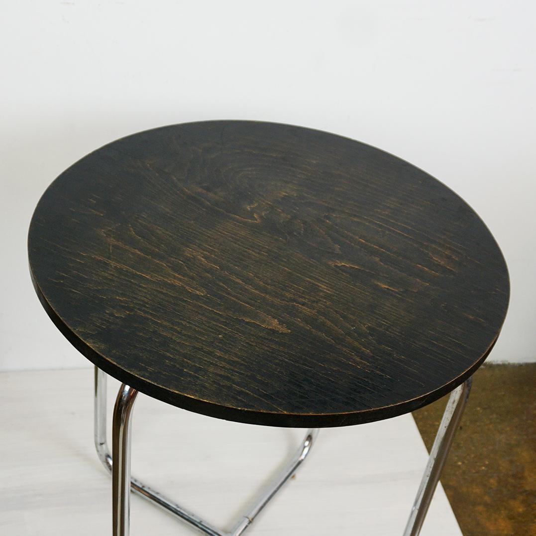 Allemand Table basse circulaire Bauhaus en chêne noir et acier tubulaire en vente