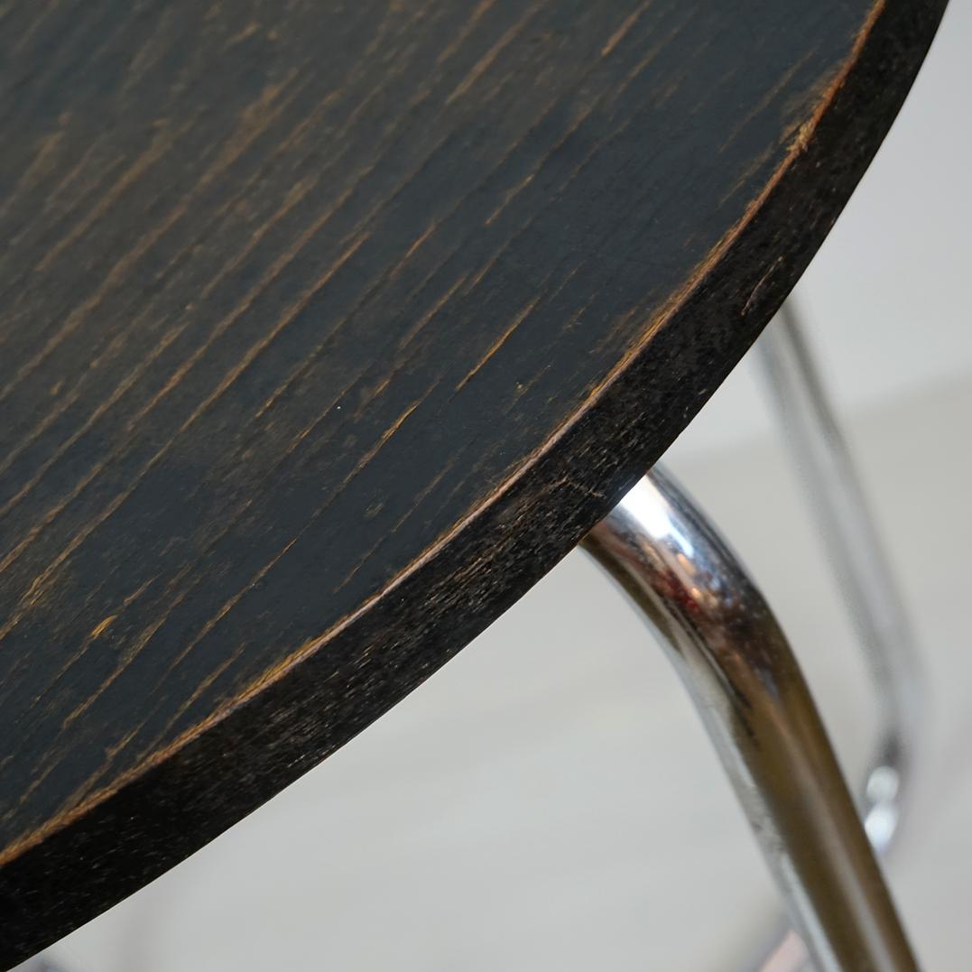 Milieu du XXe siècle Table basse circulaire Bauhaus en chêne noir et acier tubulaire en vente
