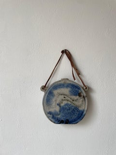 Vaso da parete circolare in ceramica a decoro organico blu, anni '80