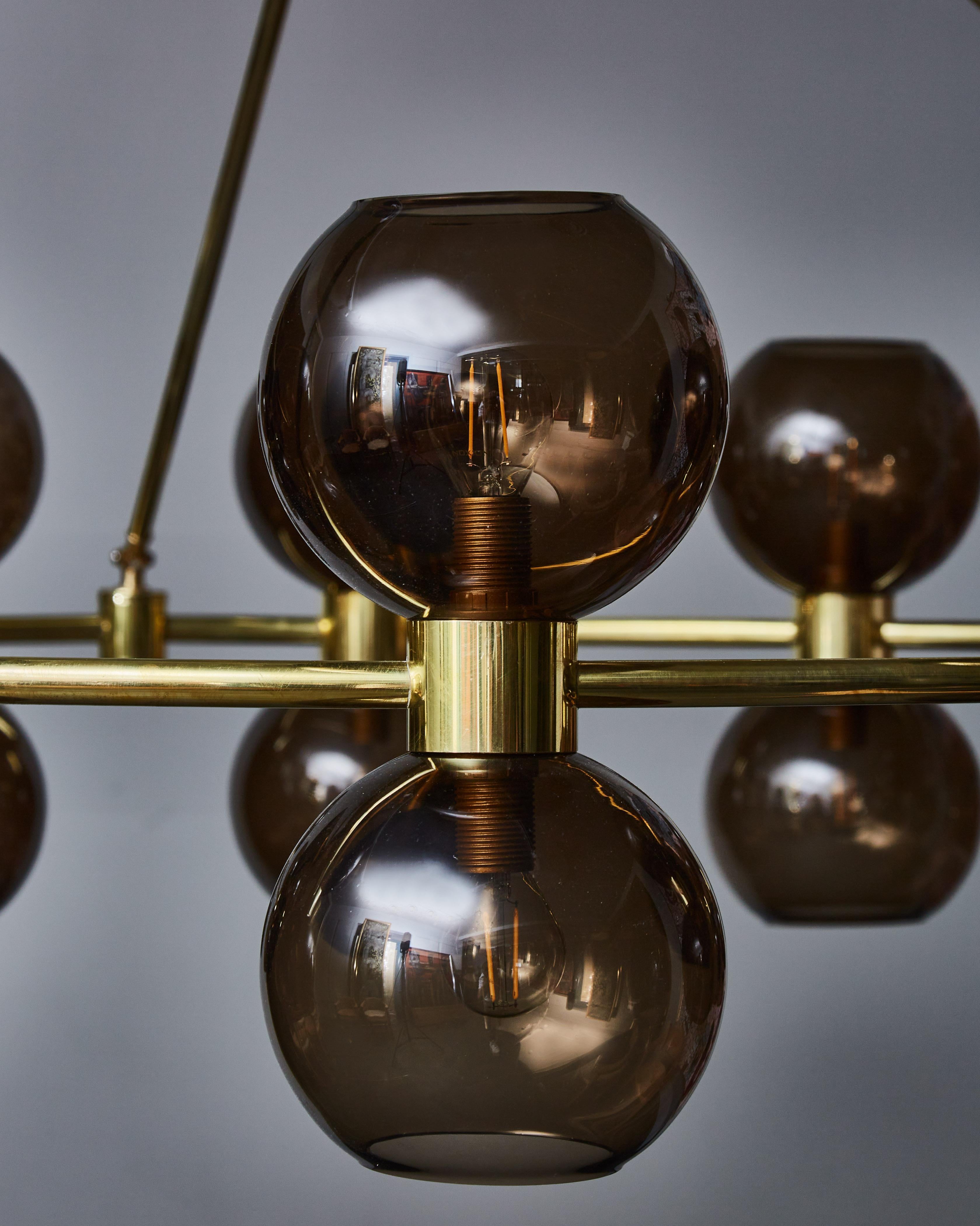 Circular Brass Chandelier with Glass Globes In New Condition For Sale In Saint-Ouen, IDF