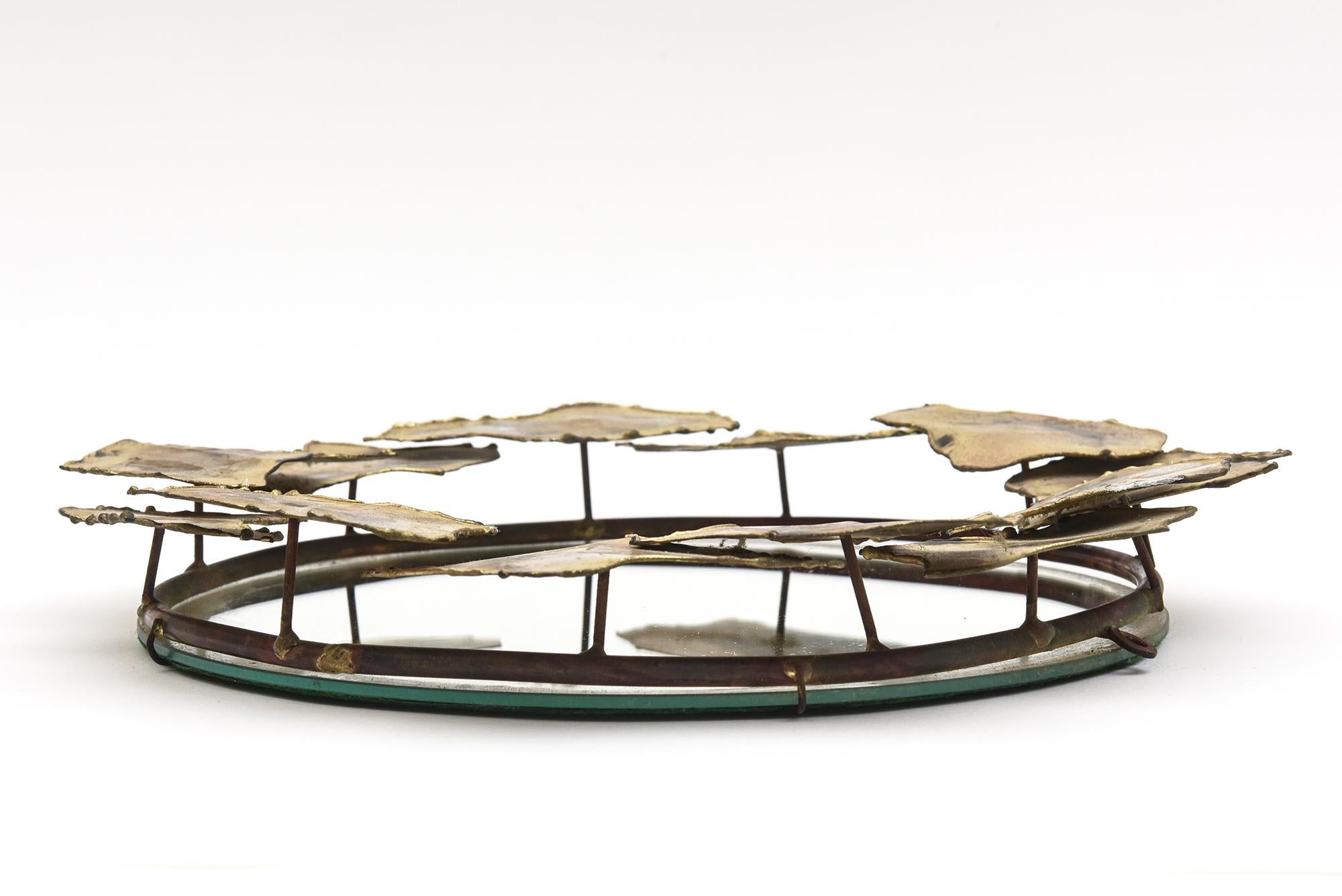 Américain Petit miroir circulaire vintage brutaliste en métal torsadé et laiton en vente