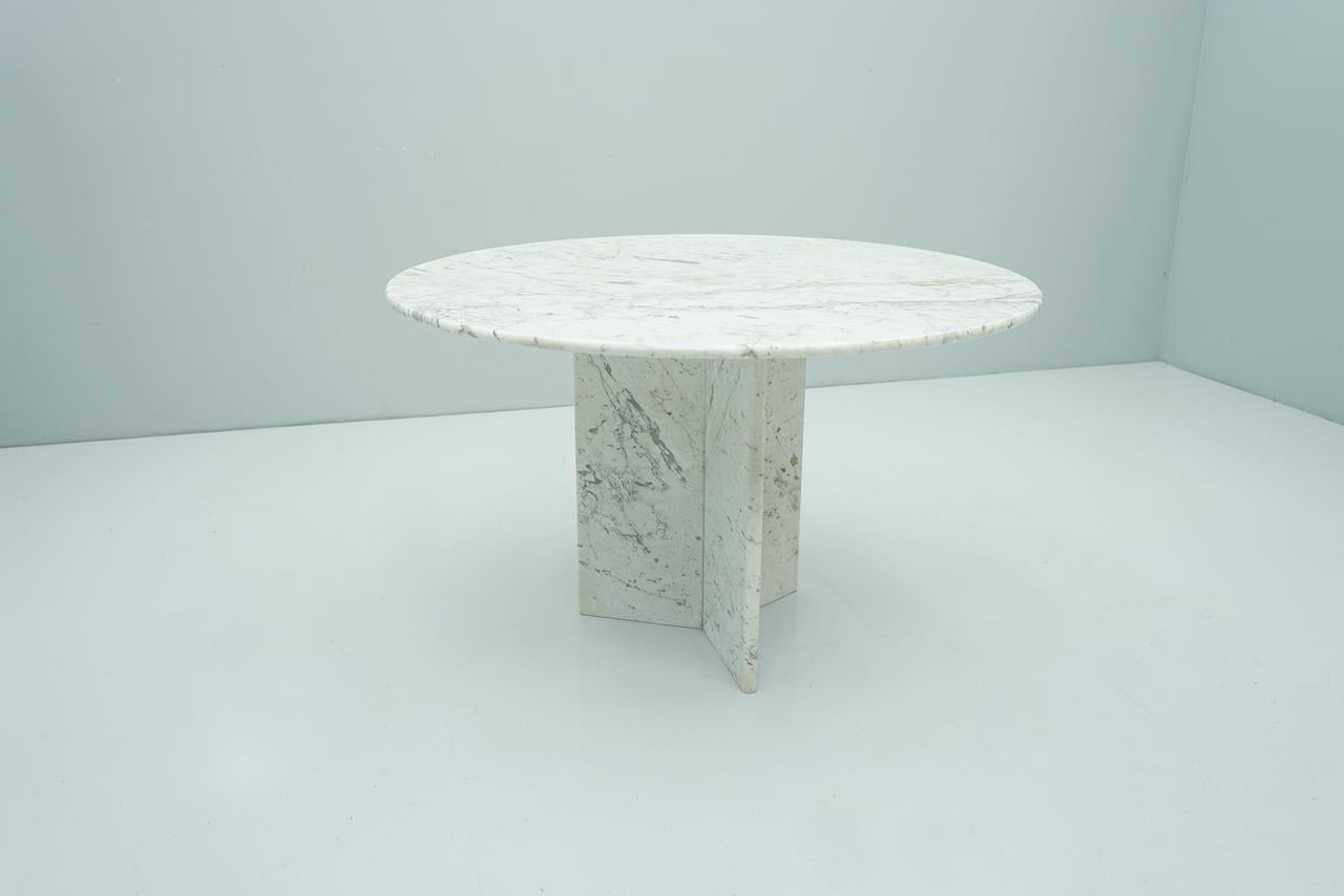 White and grey marble dining table in 120 cm diameter (47 in), Italy 1970s.

Very good condition.