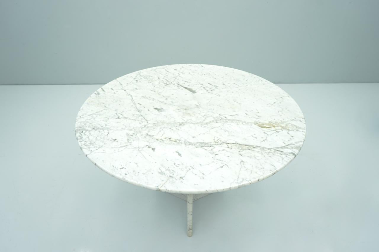 Mid-Century Modern Circular Carrara Marble Dining Table, Italy, 1970s For Sale