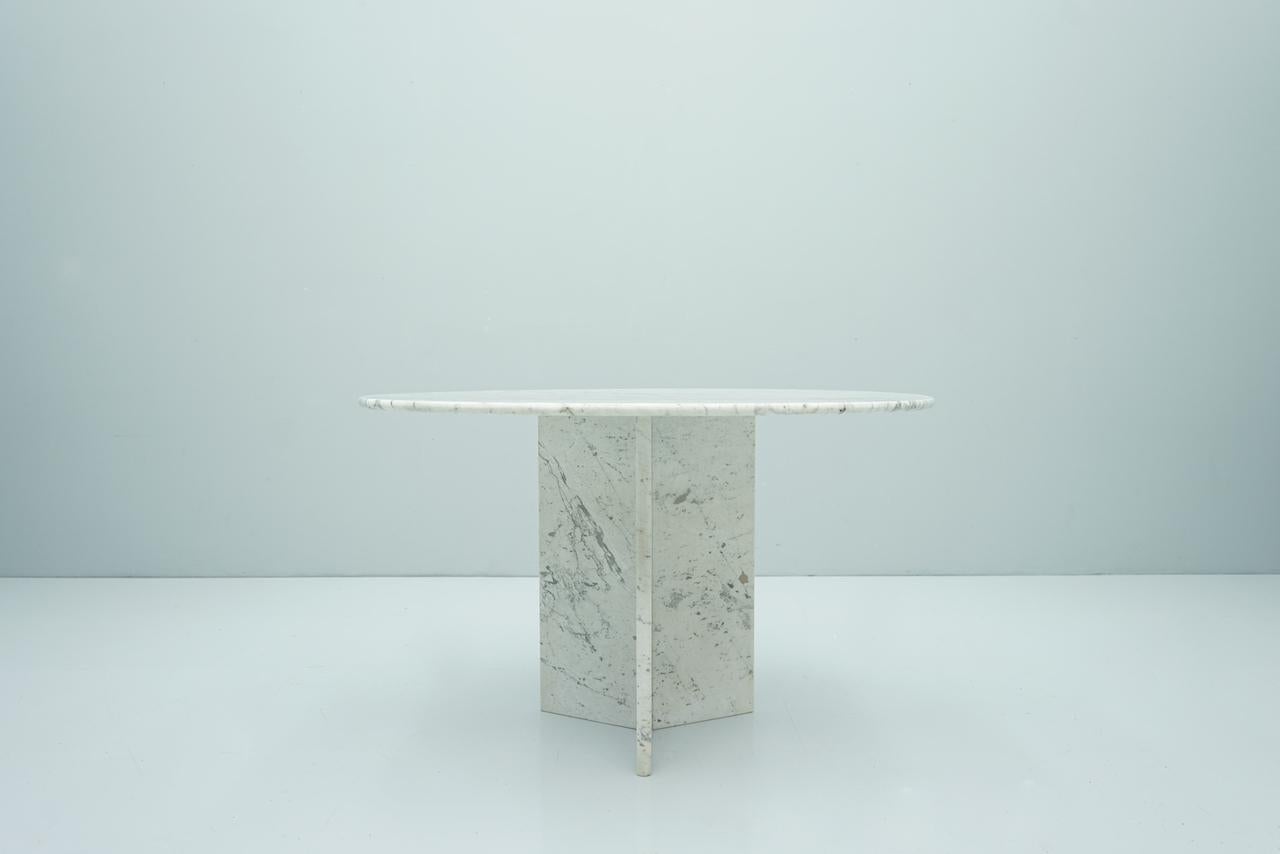 Italian Circular Carrara Marble Dining Table, Italy, 1970s For Sale