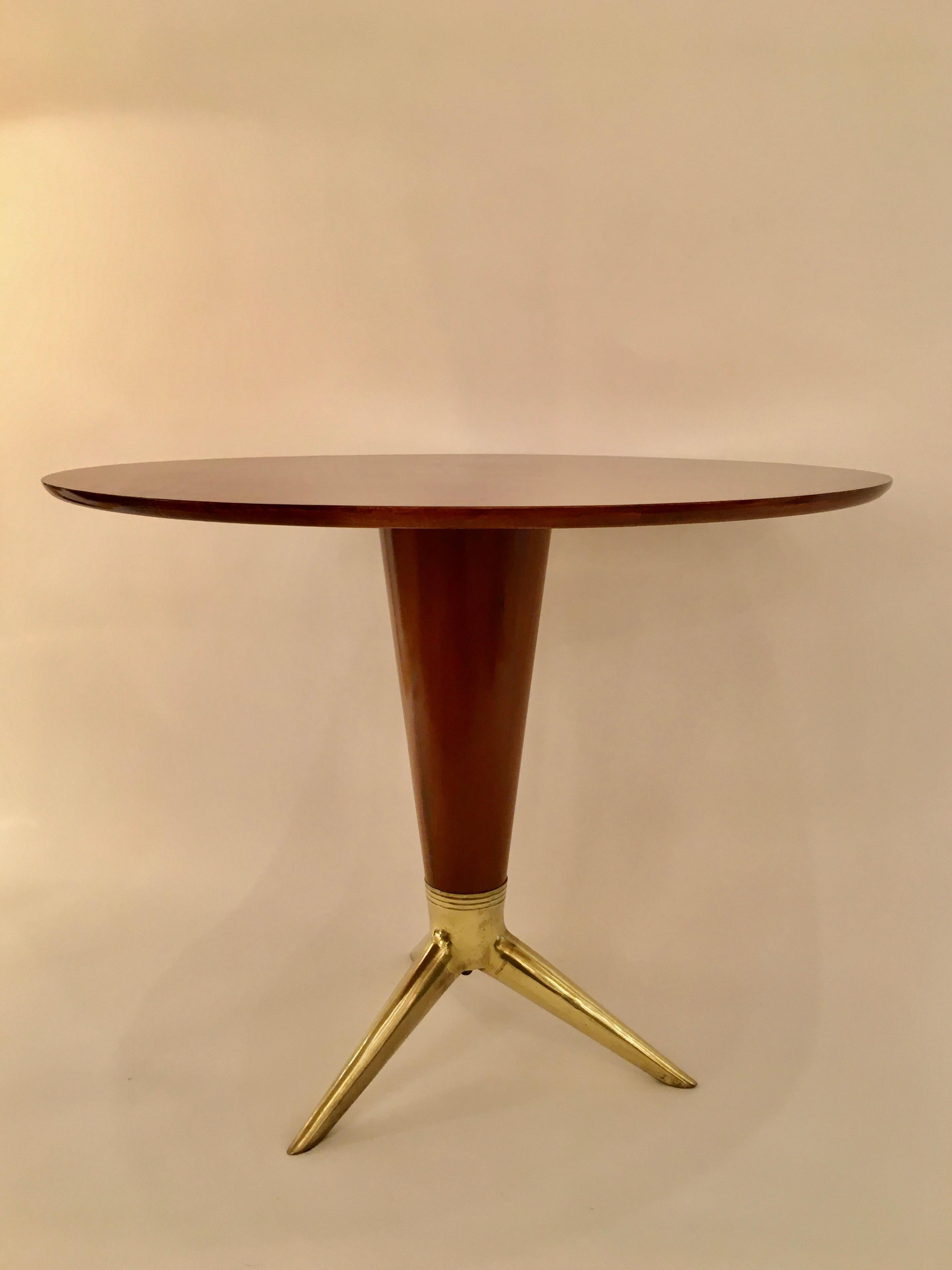 Circular Centre Table in Walnut and Brass by I.S.A. Italy, circa 1950 2