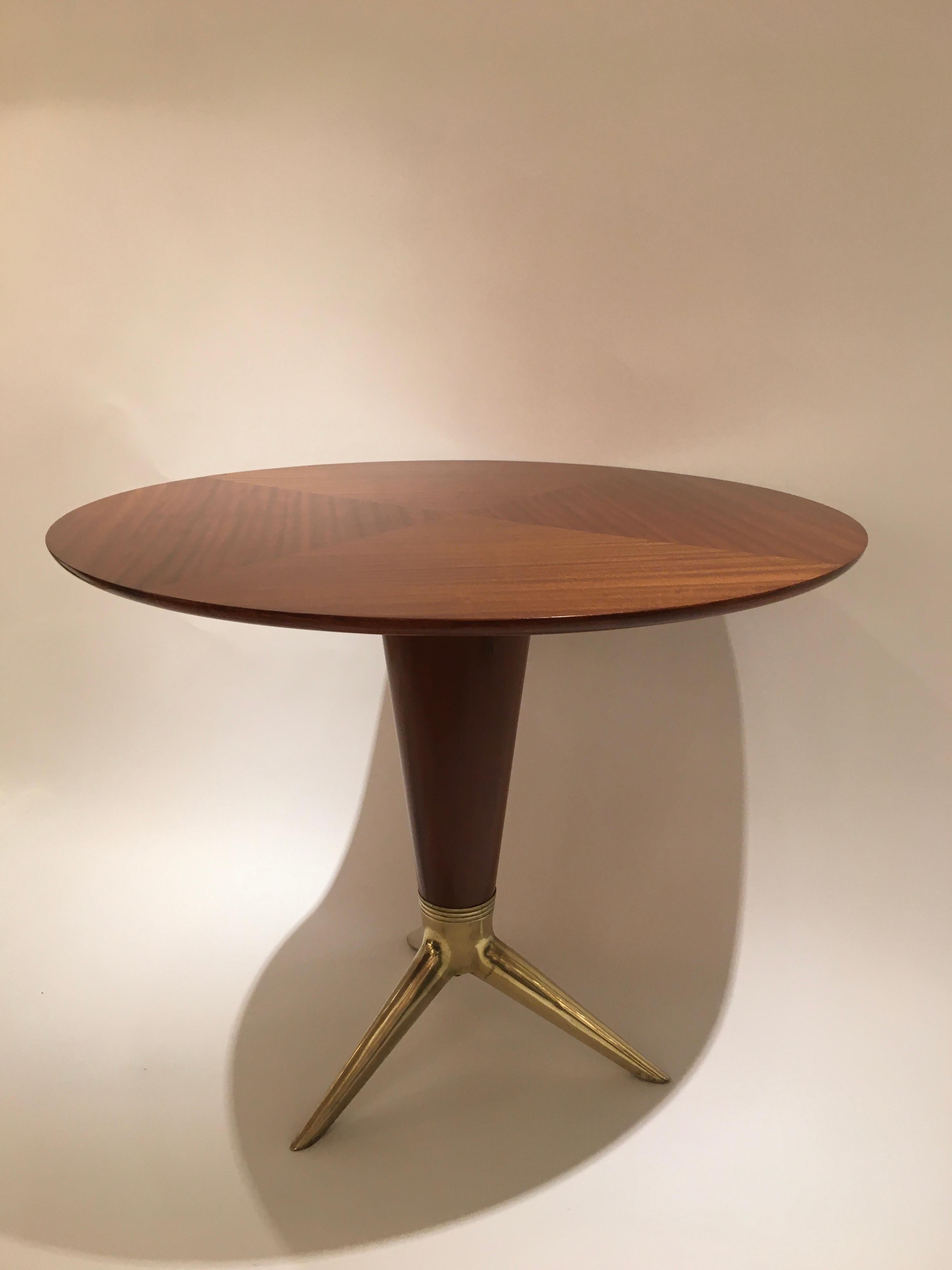 Mid-Century Modern Circular Centre Table in Walnut and Brass by I.S.A. Italy, circa 1950