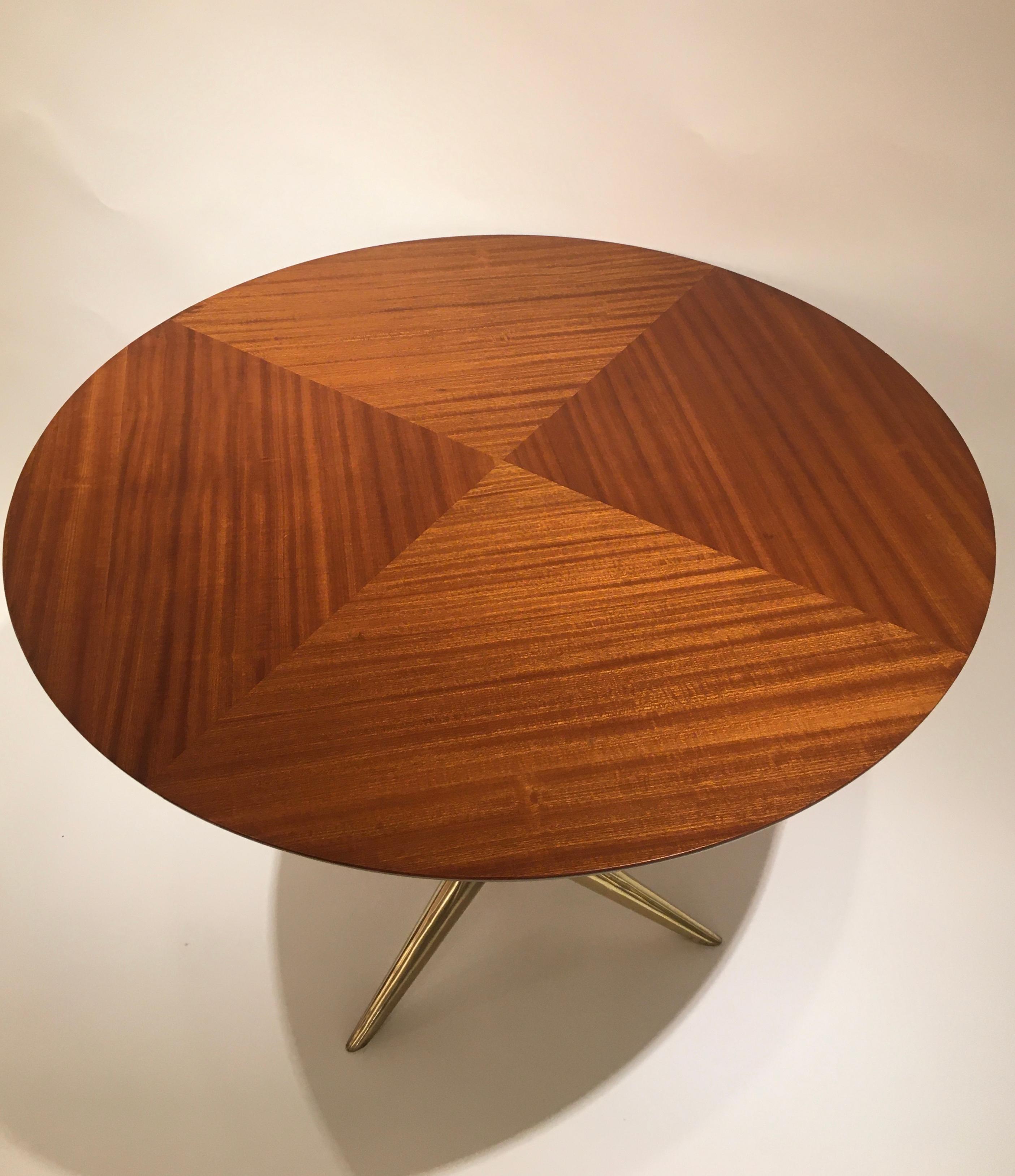 Circular Centre Table in Walnut and Brass by I.S.A. Italy, circa 1950 In Good Condition In London, GB