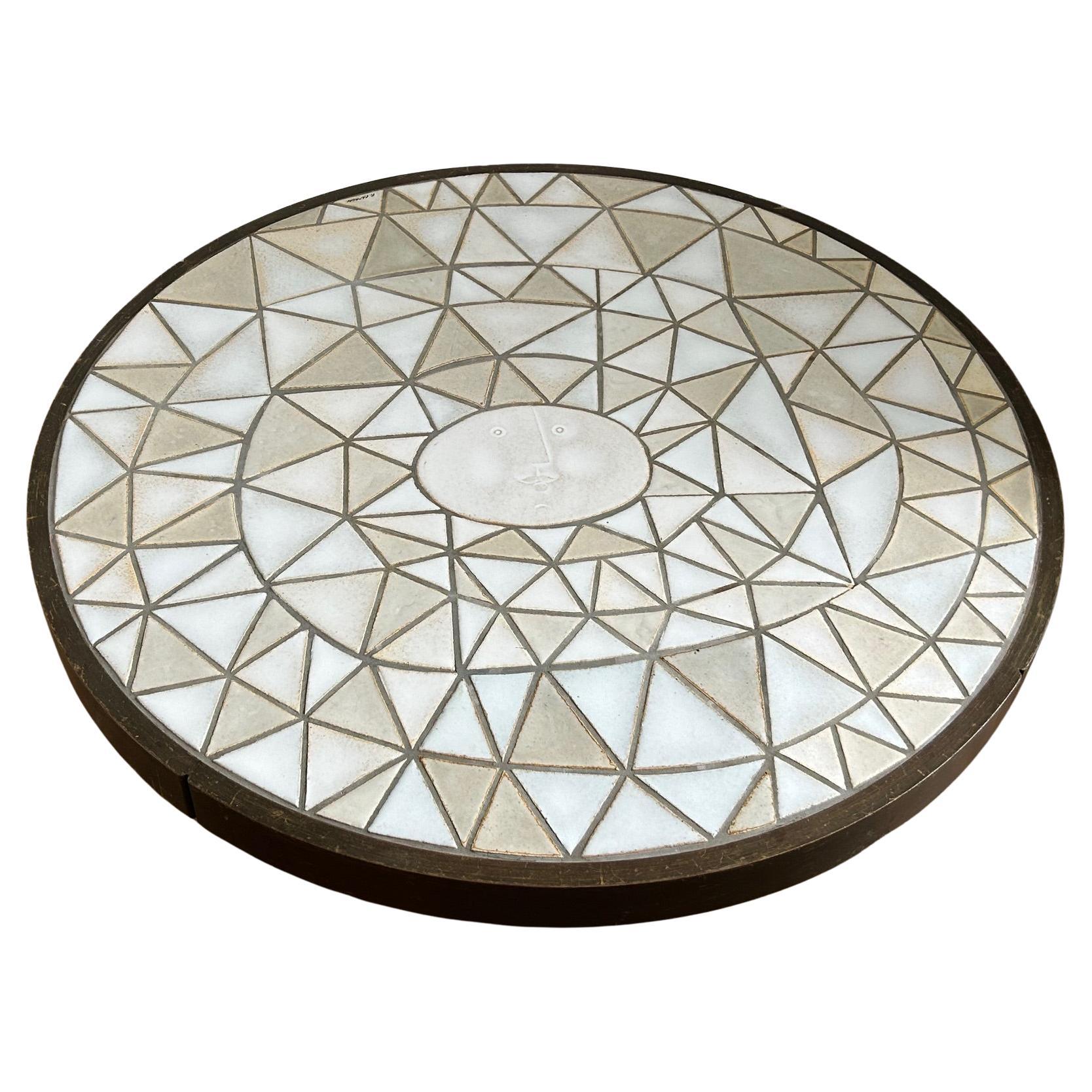 Table basse circulaire de Roger Capron, années 1960