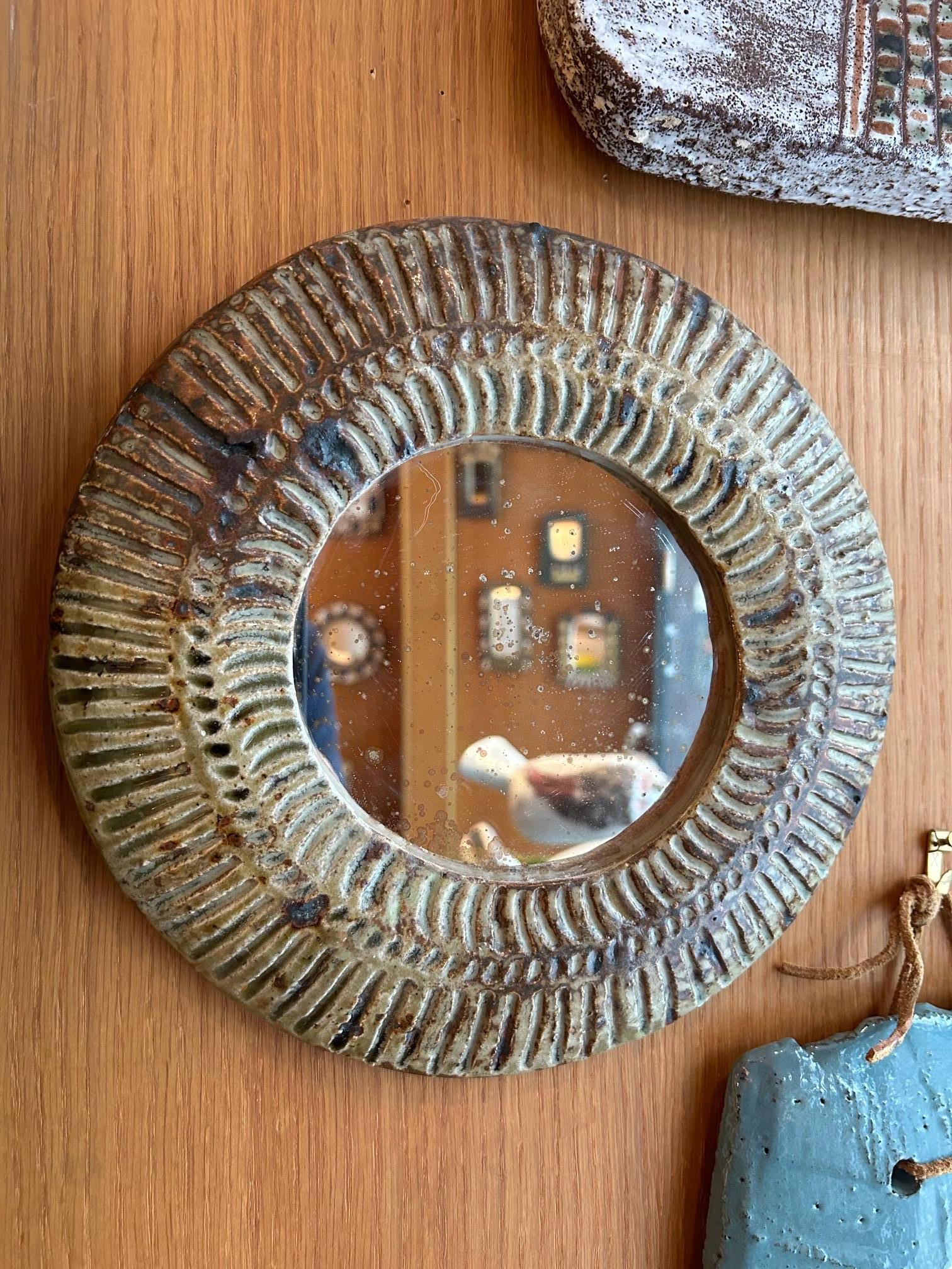 Miroir circulaire en céramique de Barbara Delfosse, La Borne, France, années 1960
Signé
