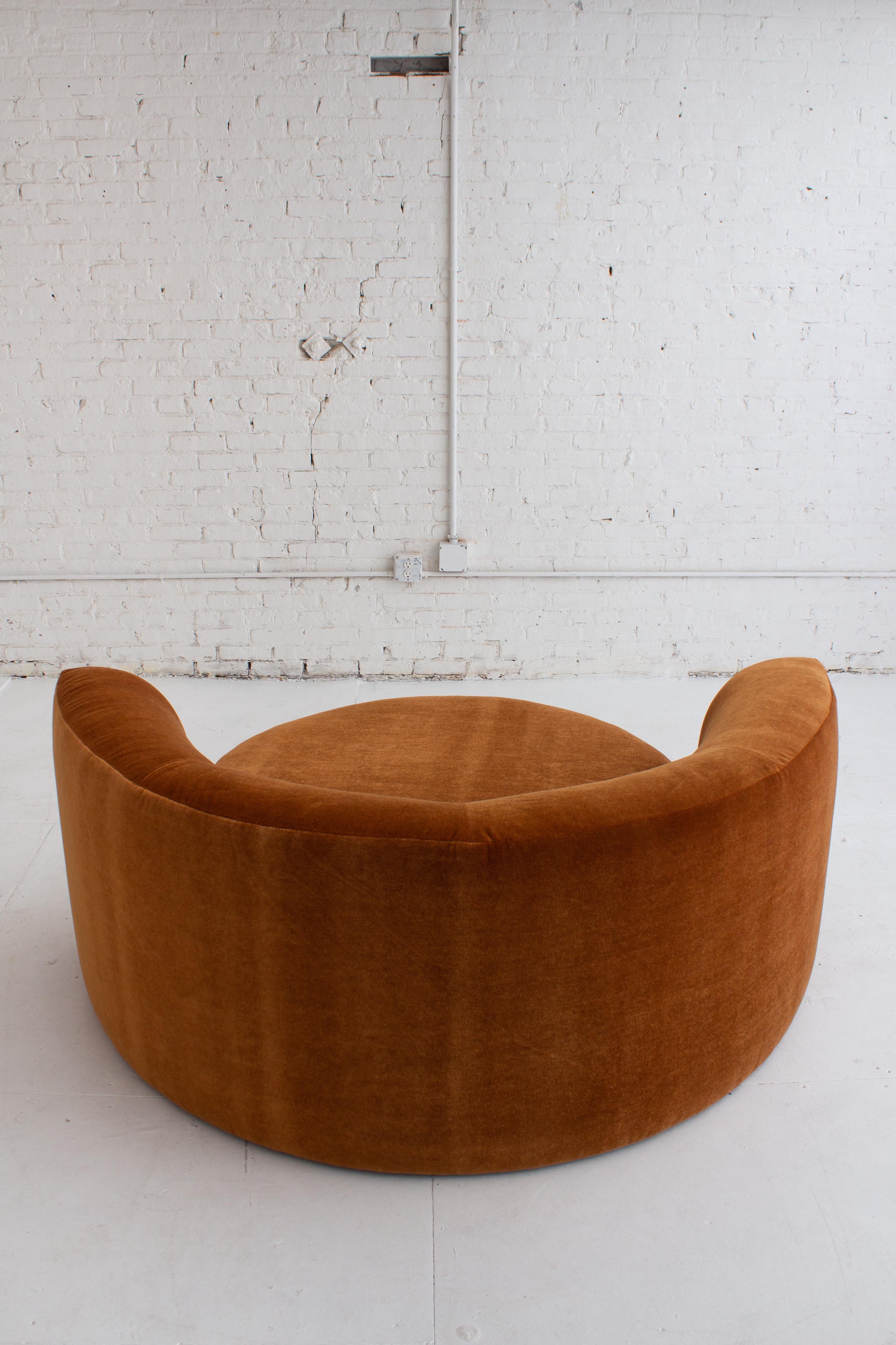 Circular Chaise Lounge in Mohair by Roger Rougier For Sale 4