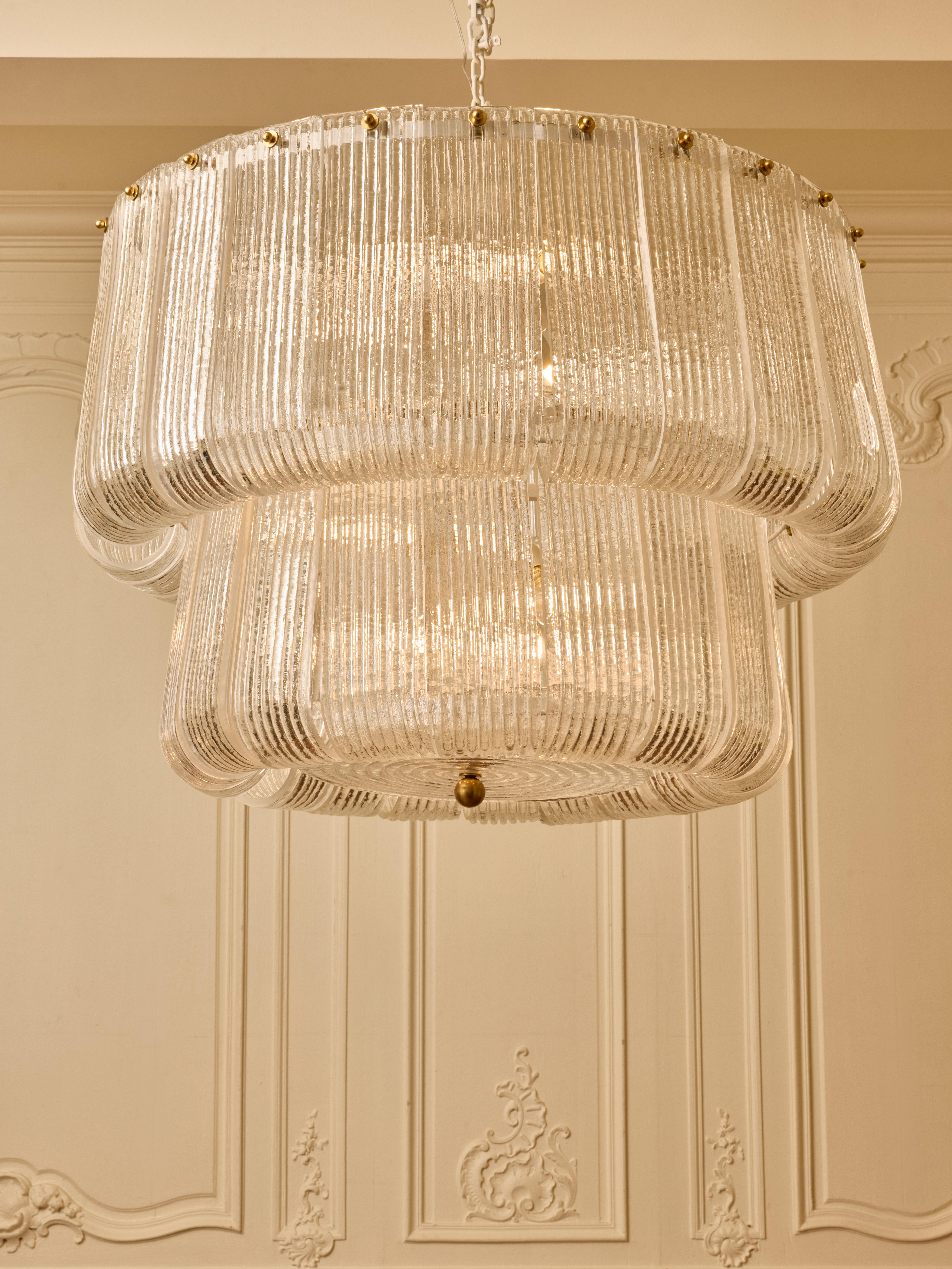 Lampadario circolare in vetro di Murano scolpito dello Studio A. Glustin.
Italia, 2025.
