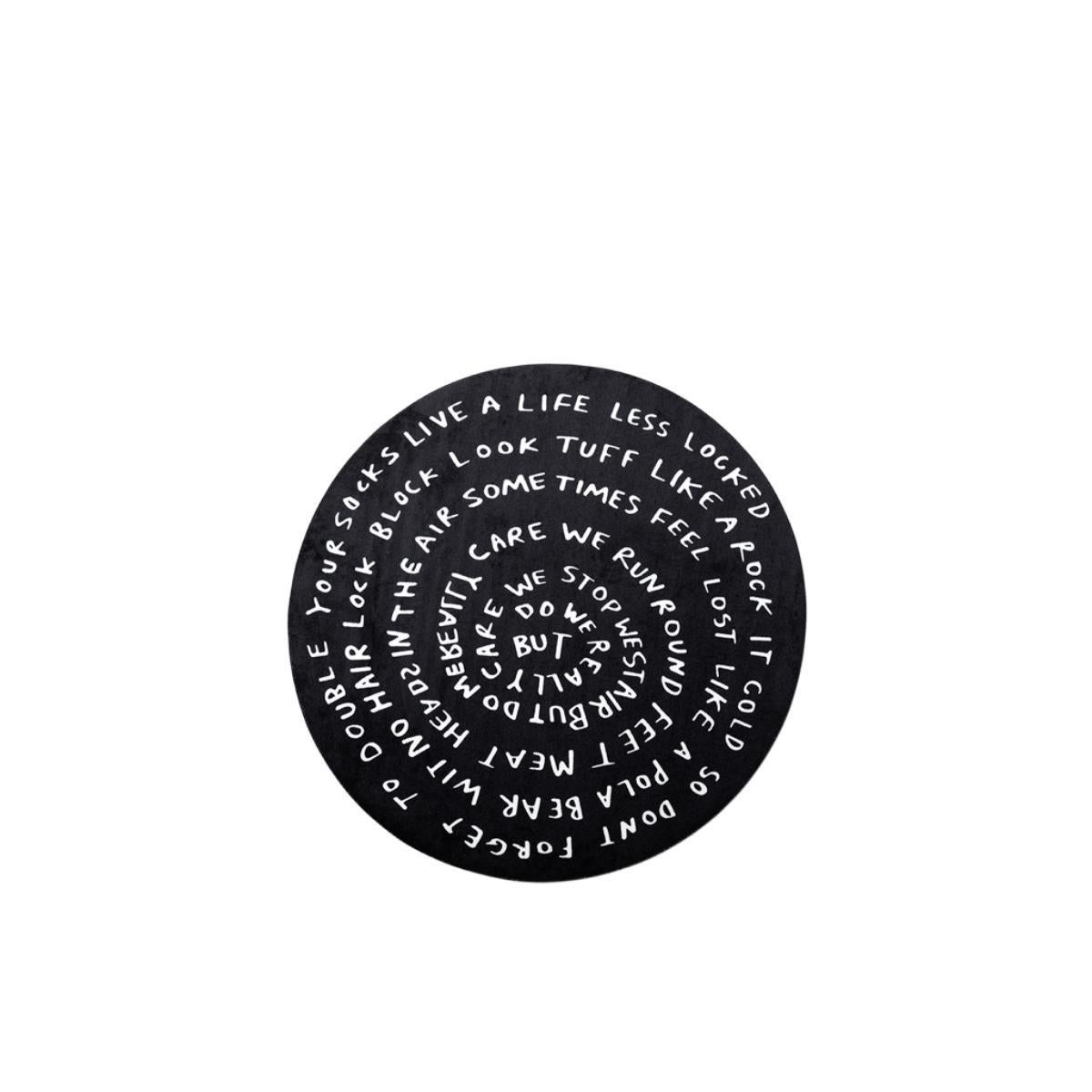 La collection Linescapes comprend une série de poufs, de coussins et de tapis tous caractérisés par des lignes, des textes et des dessins stylisés en noir et blanc, un langage récurrent que Whiting utilise dans son travail artistique. La série de