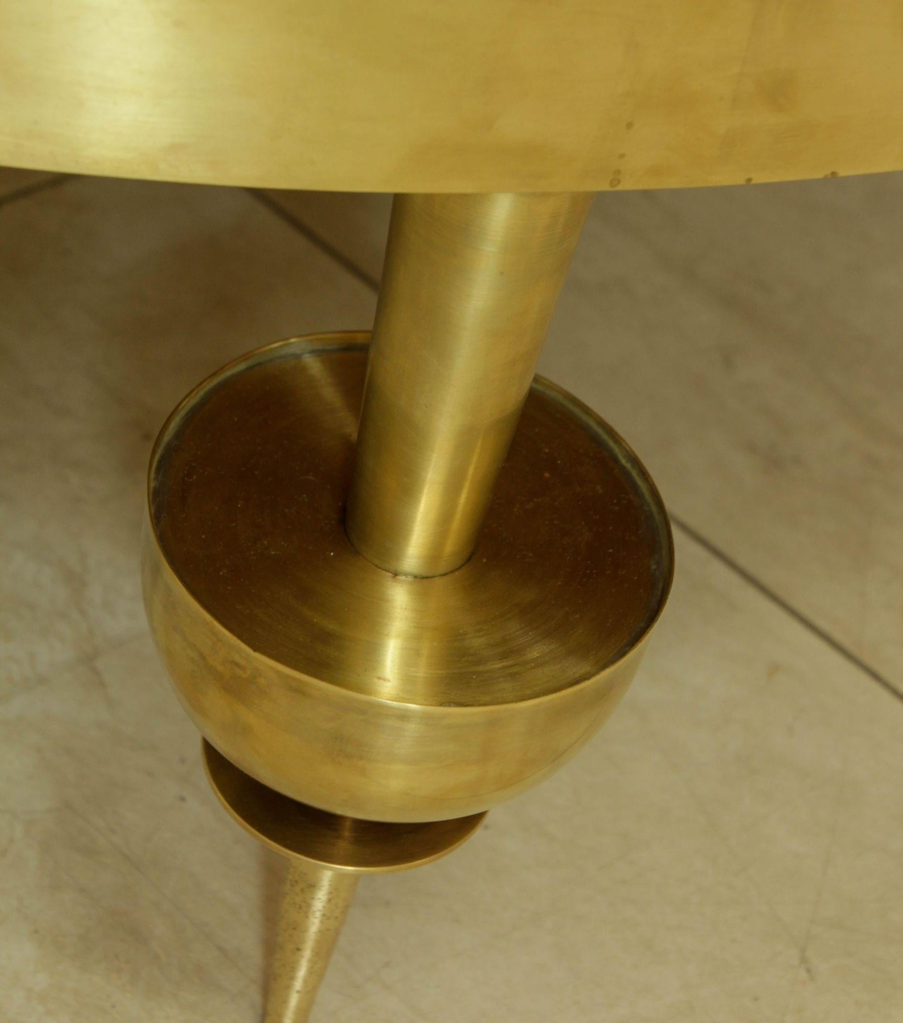 Table basse de style Art déco moderniste en laiton avec plateau en marbre vert en vente 3