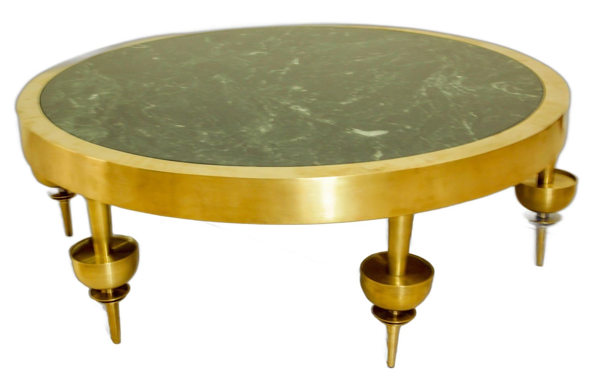 Table basse circulaire en laiton poli de style Art Déco, avec 6 pieds décoratifs et un plateau en marbre italien vert.
Impressionnante table basse ronde en métal doré et laiton avec un plateau en marbre vert poli.
Dimensions : Le plateau mesure 46ʺL