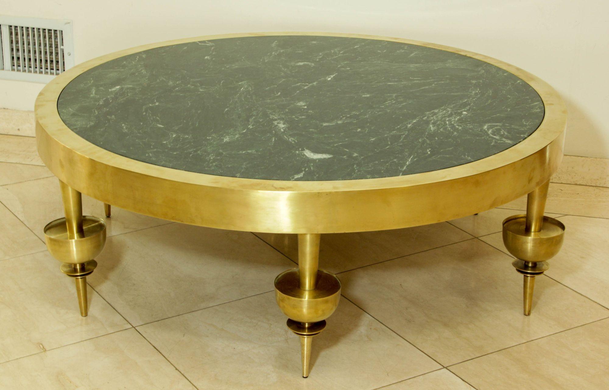 Fait main Table basse de style Art déco moderniste en laiton avec plateau en marbre vert en vente