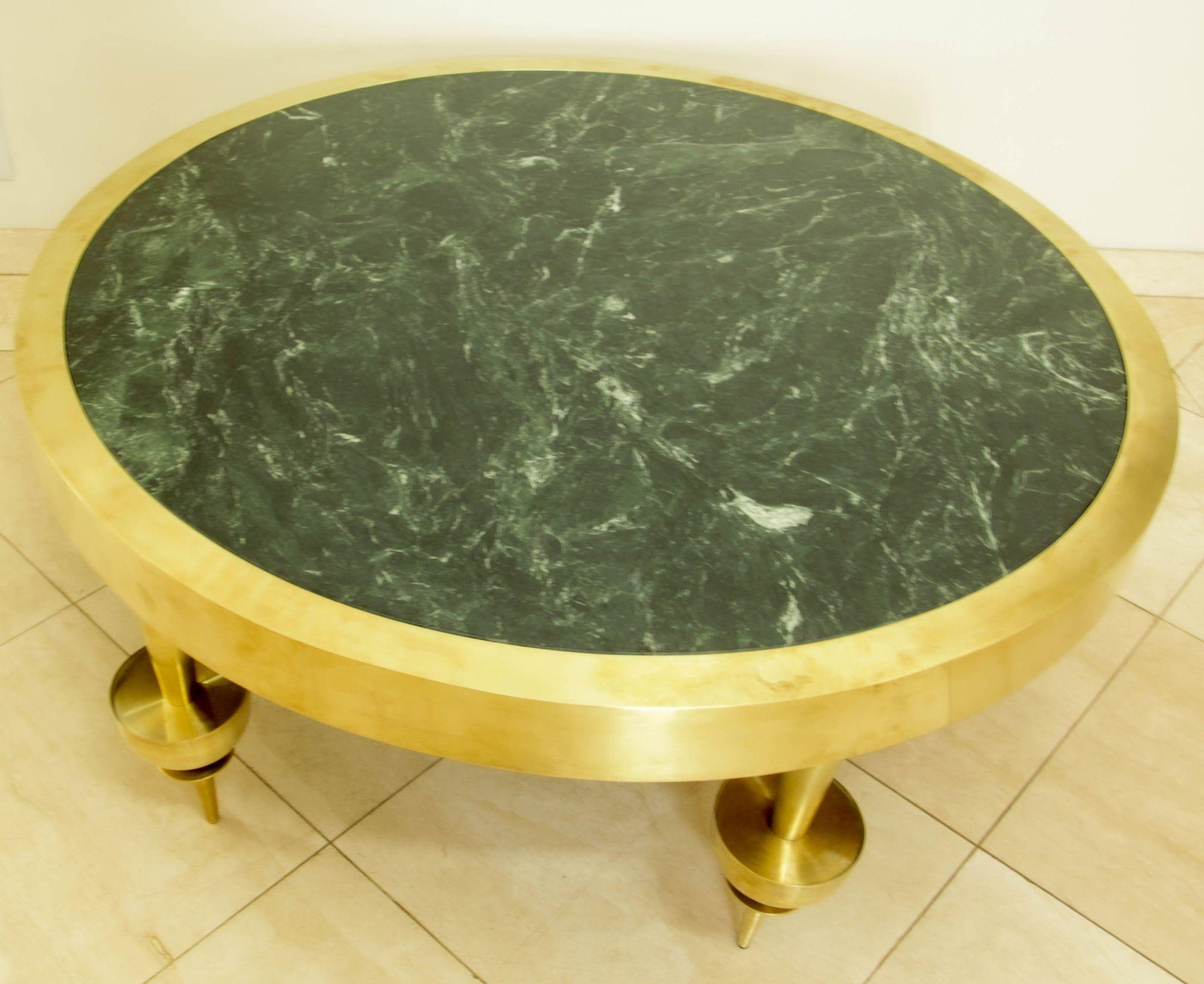 XXIe siècle et contemporain Table basse de style Art déco moderniste en laiton avec plateau en marbre vert en vente