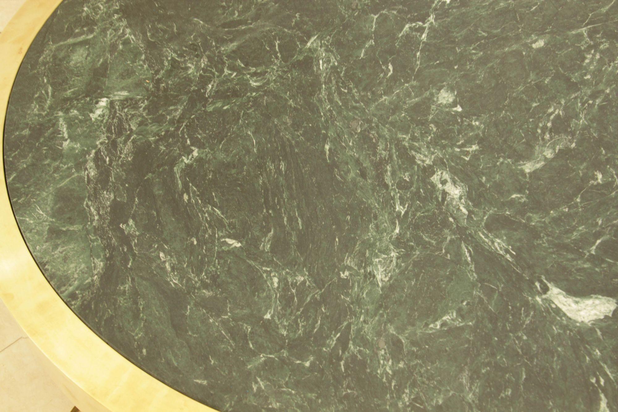 Table basse de style Art déco moderniste en laiton avec plateau en marbre vert en vente 1