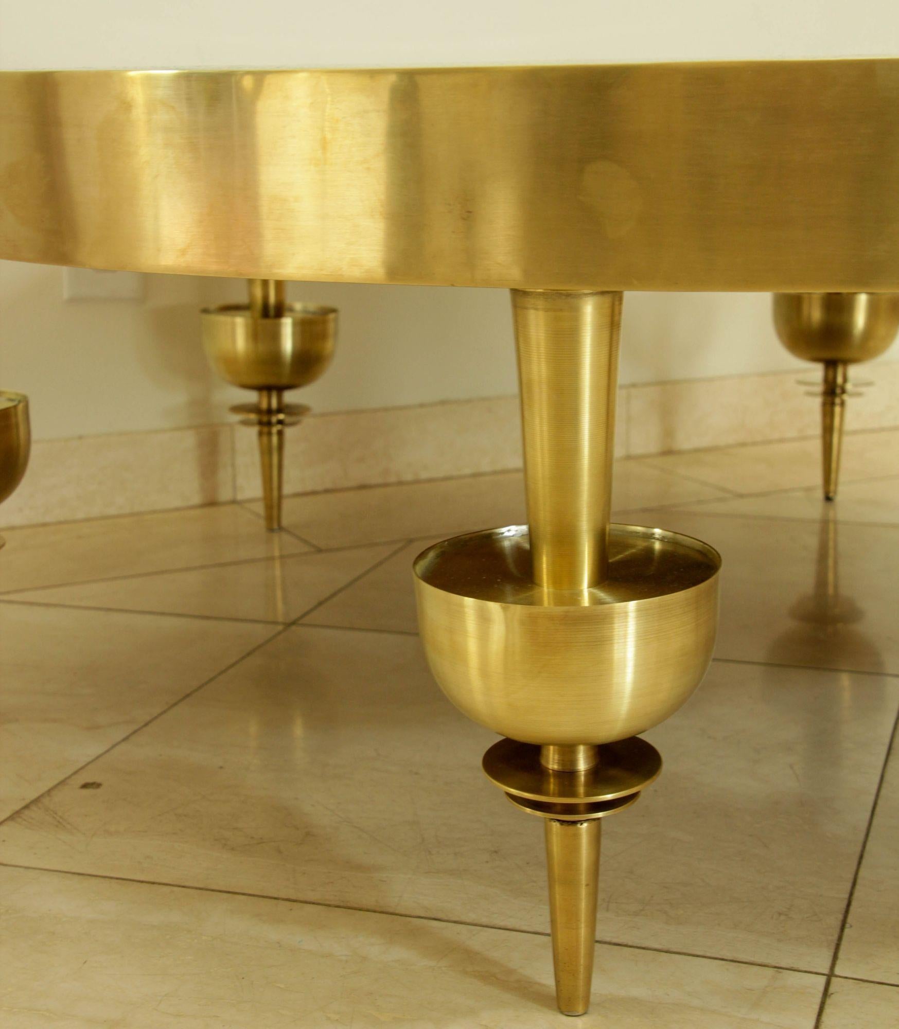 Table basse de style Art déco moderniste en laiton avec plateau en marbre vert en vente 2