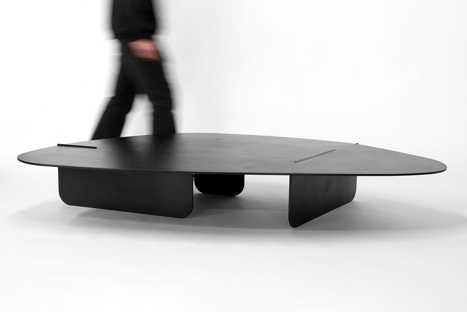 Table basse/table d'appoint circulaire organique noire moderne en acier noirci contemporain  en vente 4