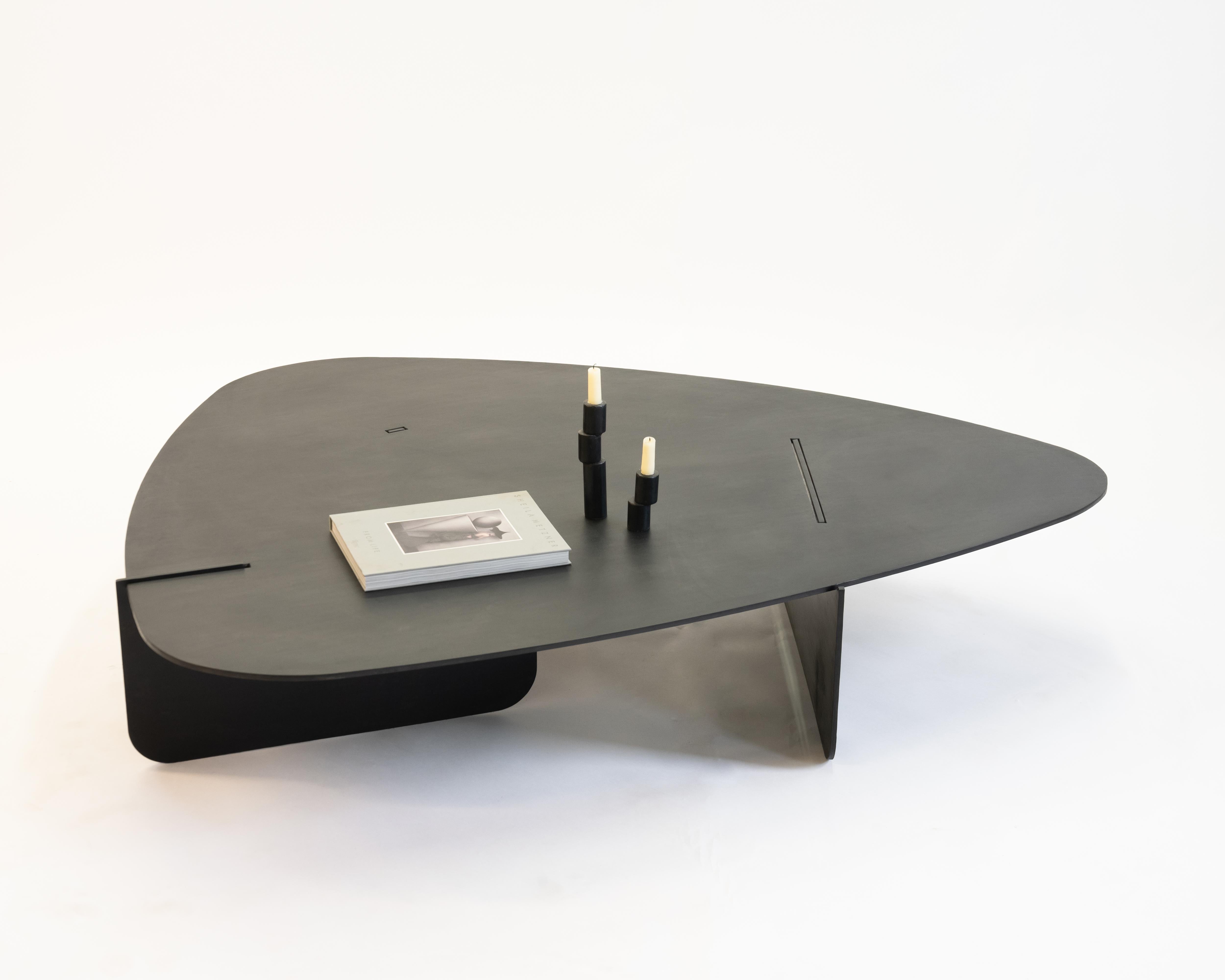 Table basse/table d'appoint circulaire organique noire moderne en acier noirci contemporain  en vente 5