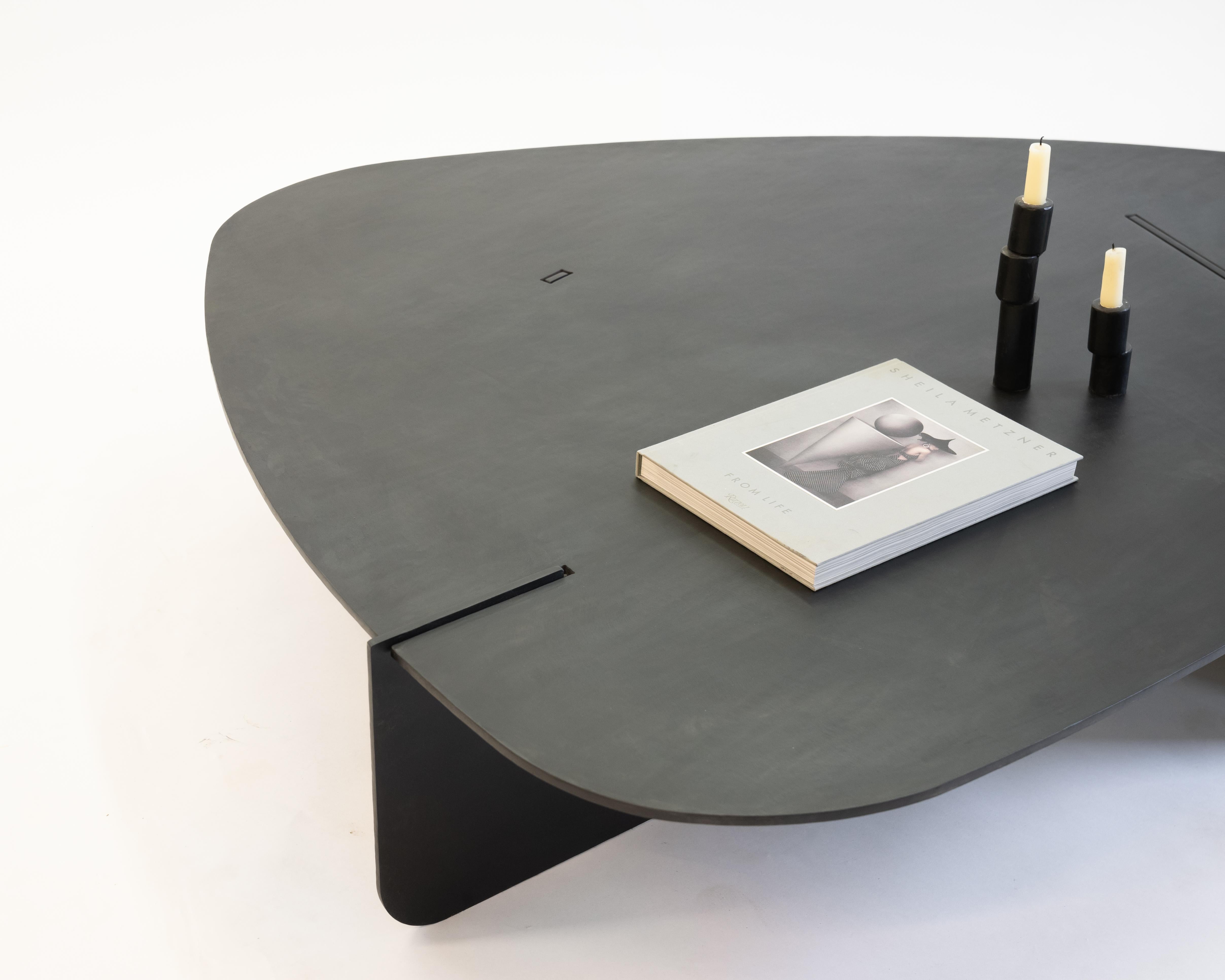 Table basse/table d'appoint circulaire organique noire moderne en acier noirci contemporain  en vente 6