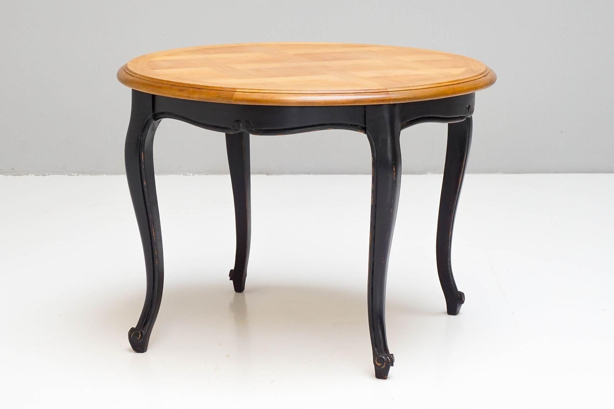 Table basse / table d'appoint circulaire avec pieds peints en noir et plateau en chêne parqueté.

France Circa 1930

H 47cm x L 63cm x P 63cm