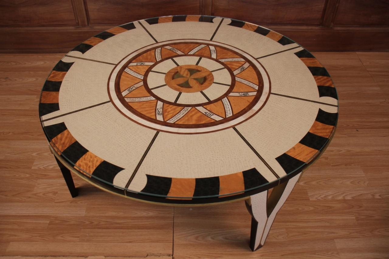 Circular coffee table in veneer wood inlaid with lemon and ebony, brass, parchment and imitation crocodile leather decorated with a rosette with legendary fillets of suras four openwork cut-out legs, glass top in the style of Carlo Bugatti superb