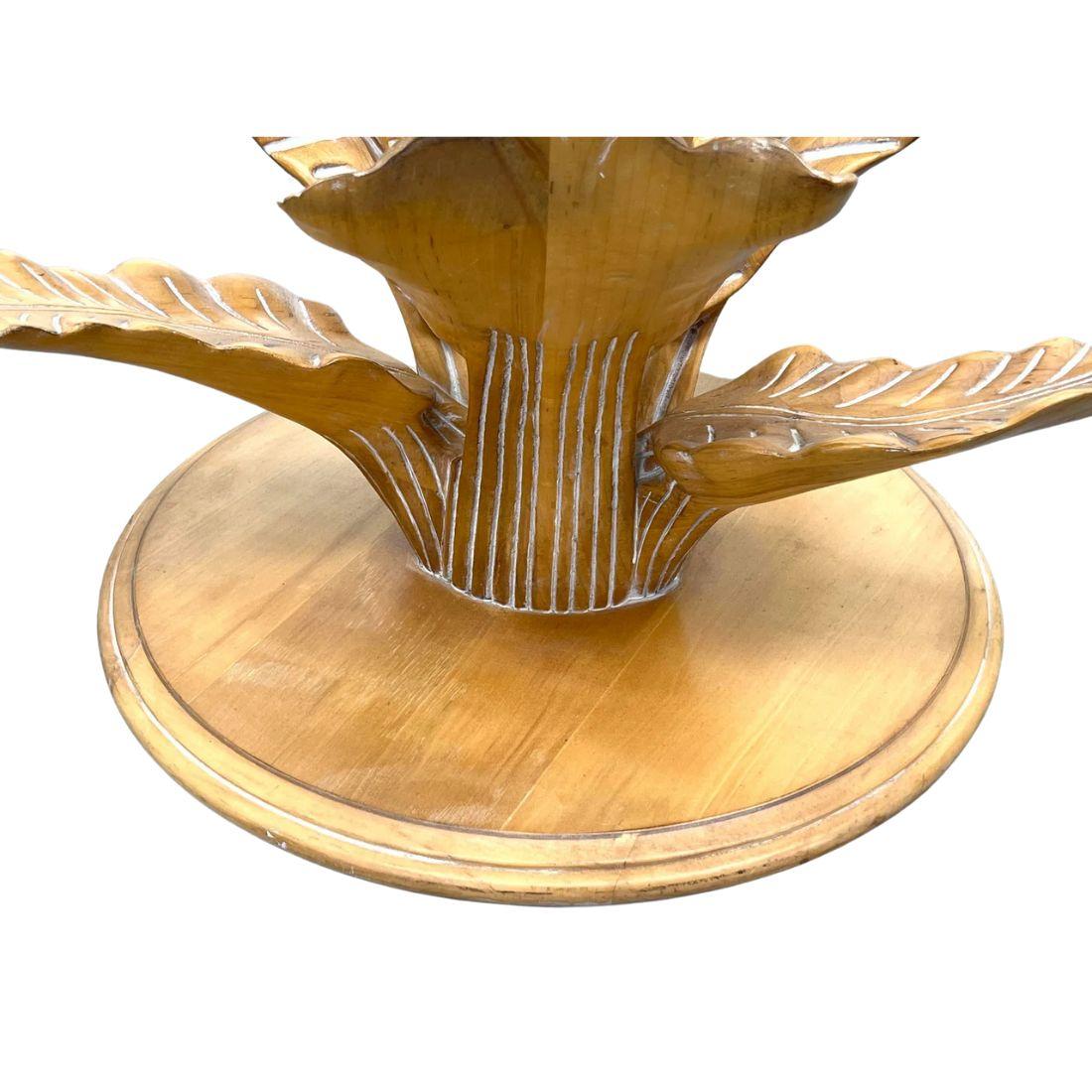 Cérusé Table basse circulaire avec base en bois sculpté en forme de feuille de palmier en vente