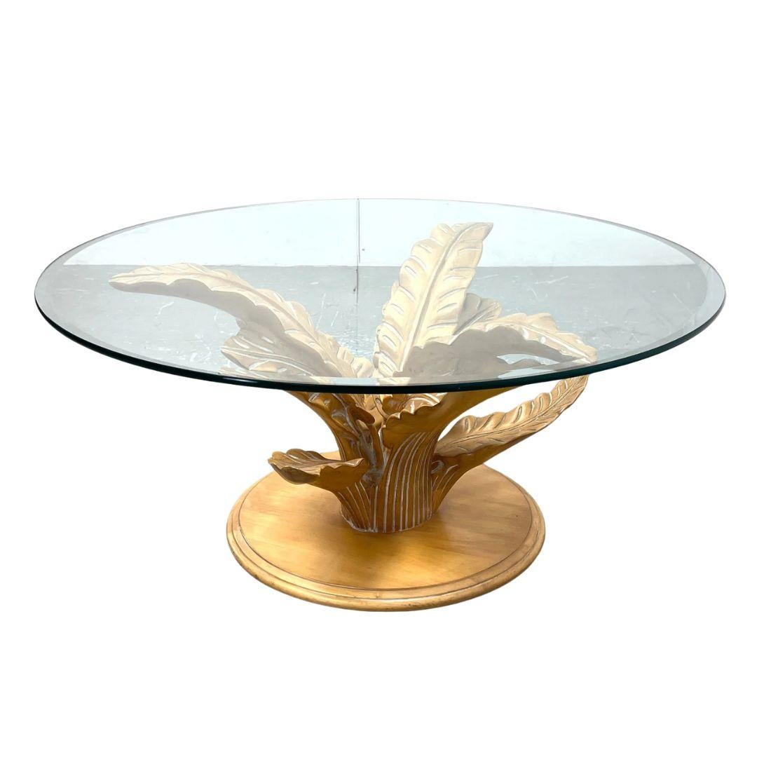 Table basse circulaire avec base en bois sculpté en forme de feuille de palmier Bon état - En vente à Locust Valley, NY