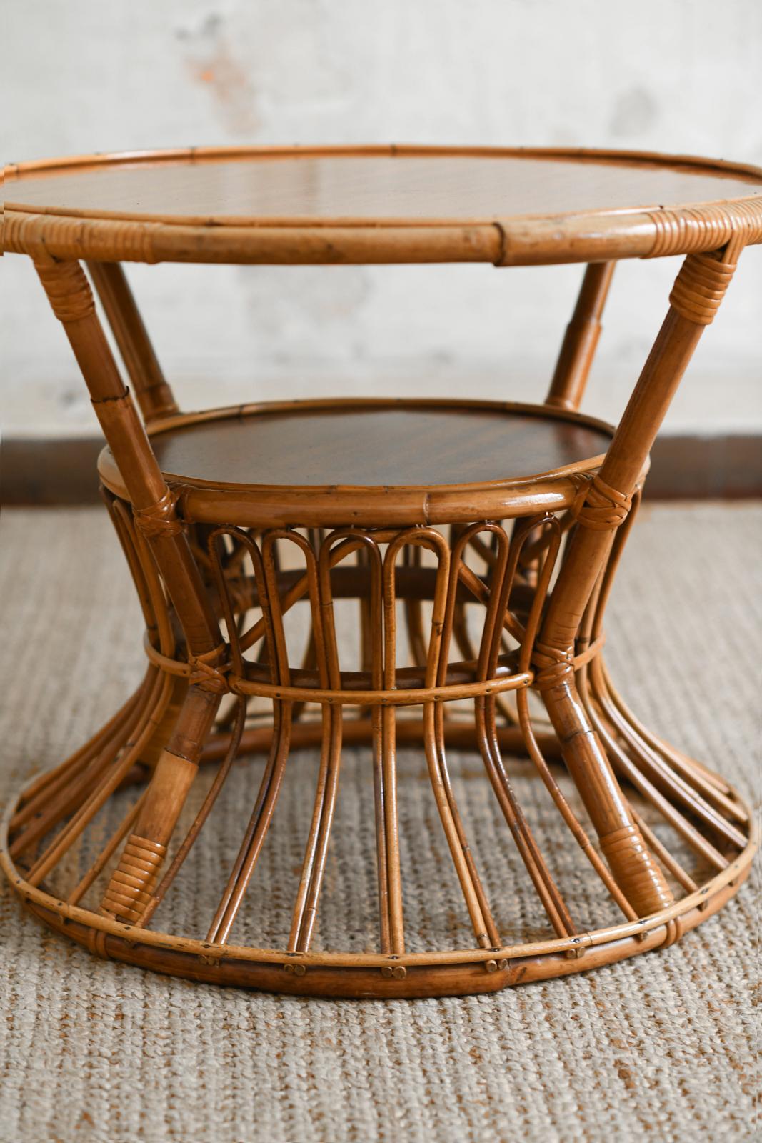 Circular coffee table with rattan motifs and wooden shelves, 1960s In Good Condition In Roma, RM