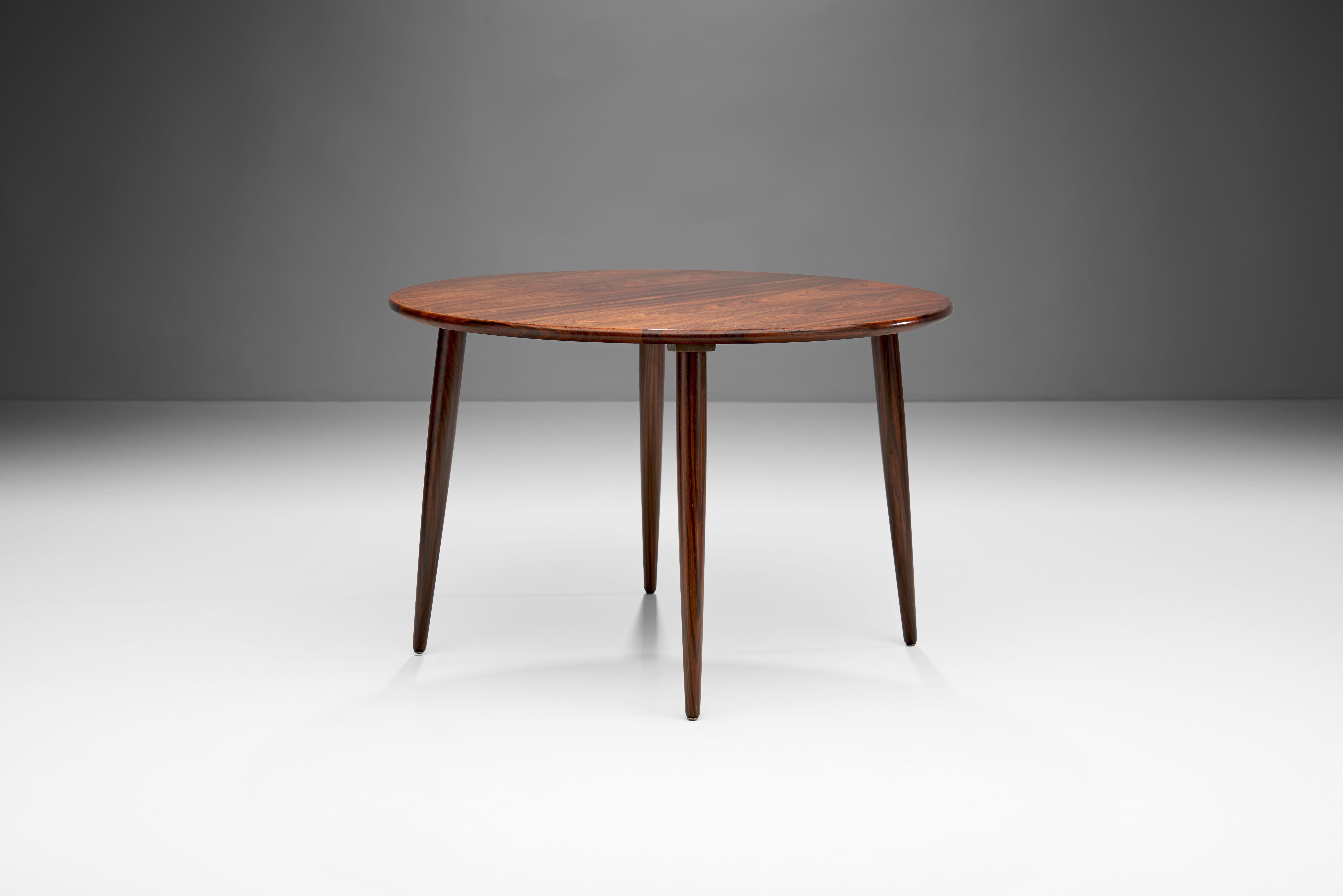 Mid-Century Modern Circular Coffee Table with Slightly Tapered Legs, Denmark 1960s