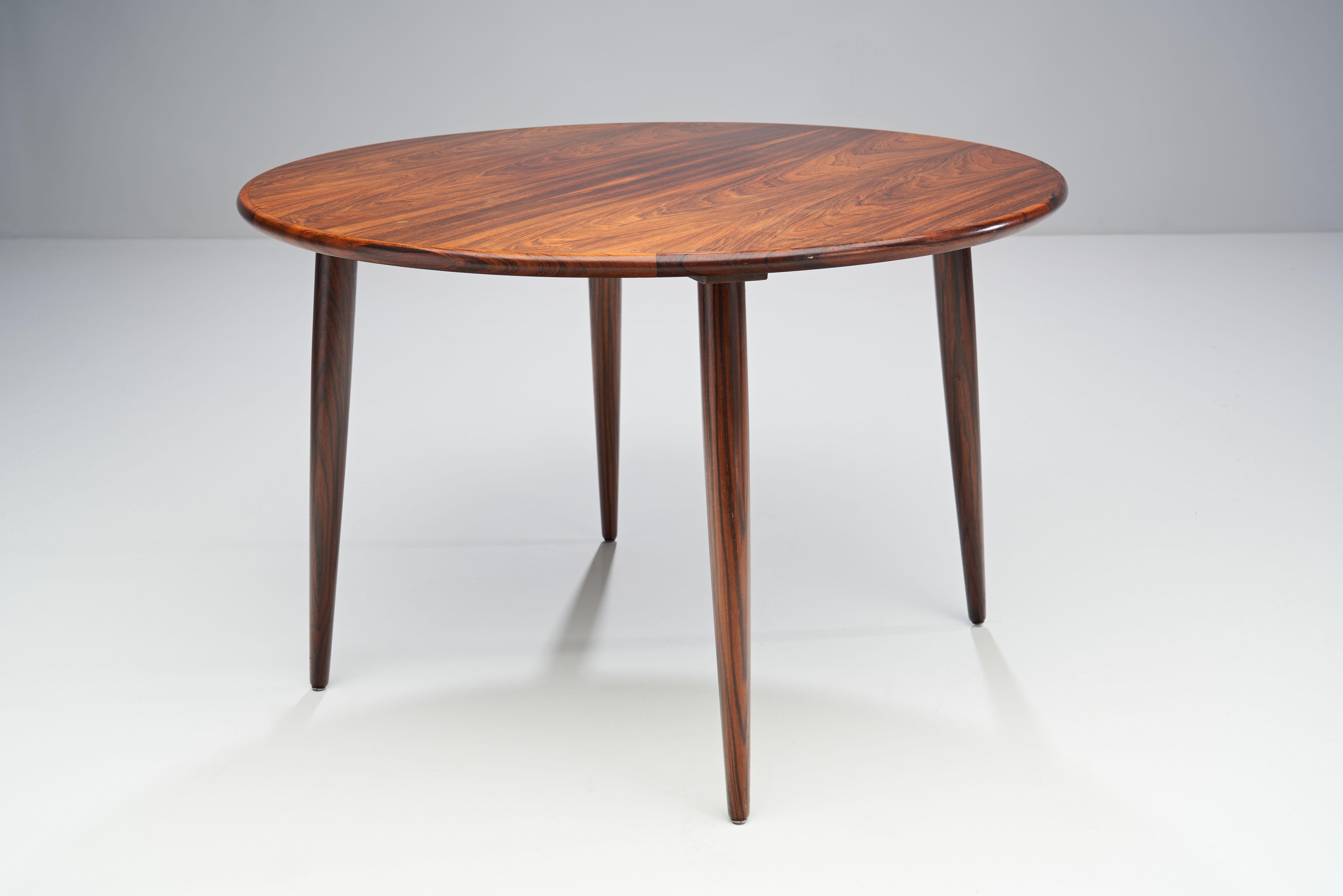 Circular Coffee Table with Slightly Tapered Legs, Denmark 1960s In Good Condition In Utrecht, NL