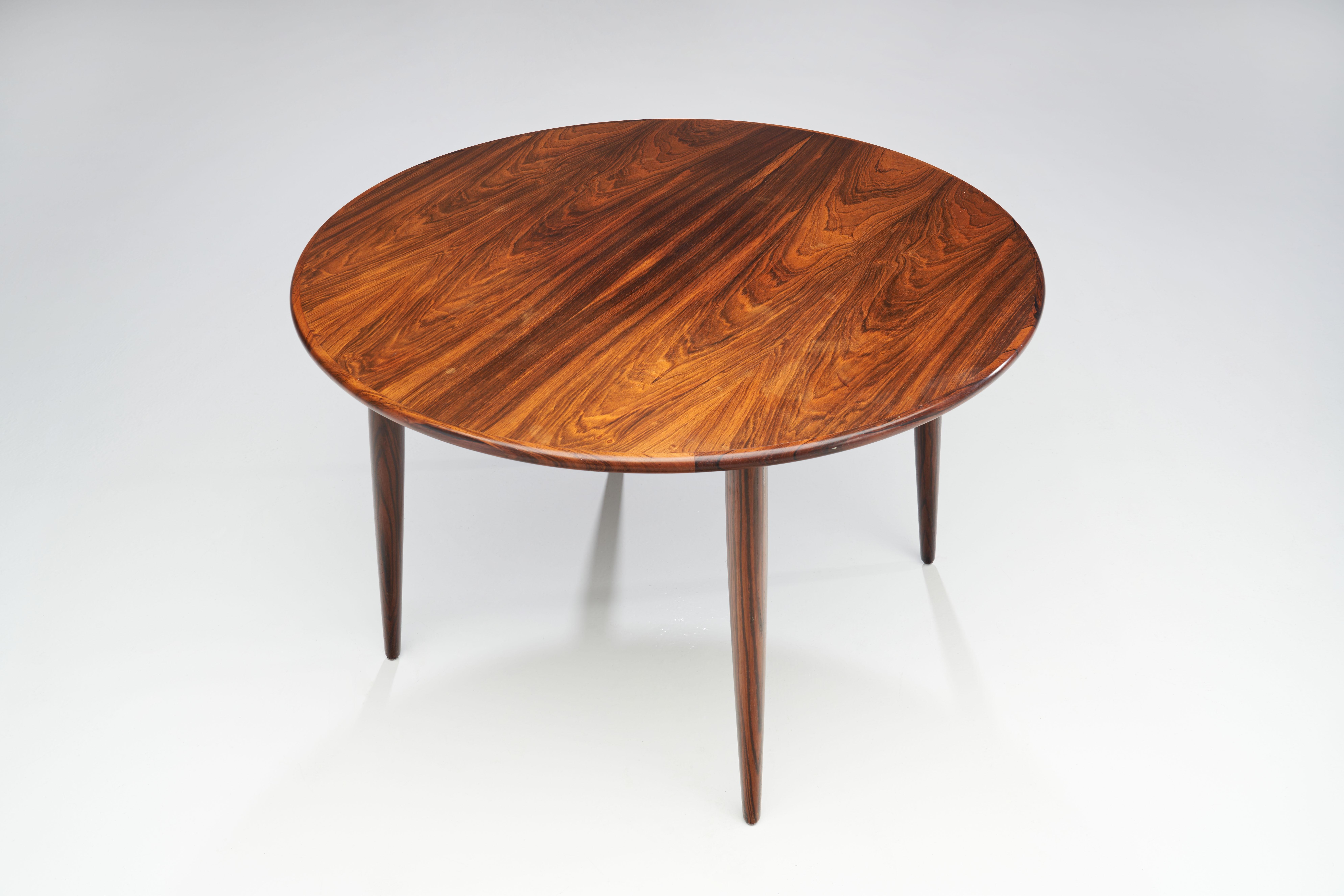 Mid-20th Century Circular Coffee Table with Slightly Tapered Legs, Denmark 1960s
