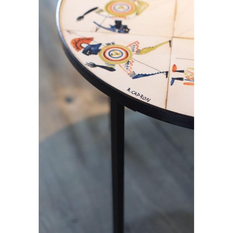 Mesa de centro circular con decoración guerrera de Roger Capron, años 60 en venta 3