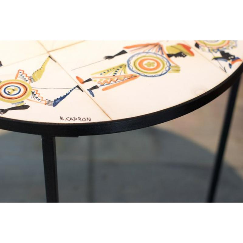 Mesa de centro circular con decoración guerrera de Roger Capron, años 60 Francés en venta