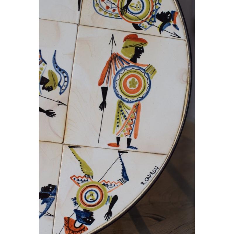 Mesa de centro circular con decoración guerrera de Roger Capron, años 60 en Excelente estado para la venta en Andrézieux-Bouthéon, FR