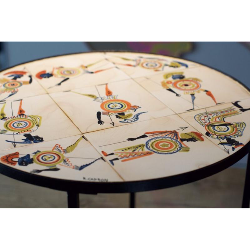 Mesa de centro circular con decoración guerrera de Roger Capron, años 60 siglo XX en venta