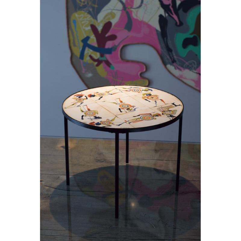 Mesa de centro circular con decoración guerrera de Roger Capron, años 60 Metal en venta