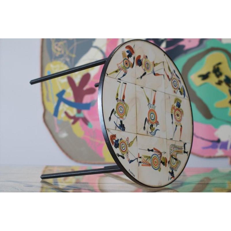Mesa de centro circular con decoración guerrera de Roger Capron, años 60 en venta 1