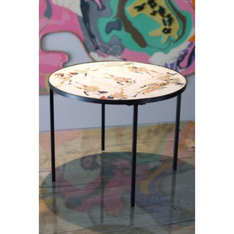 Mesa de centro circular con decoración guerrera de Roger Capron, años 60 en venta