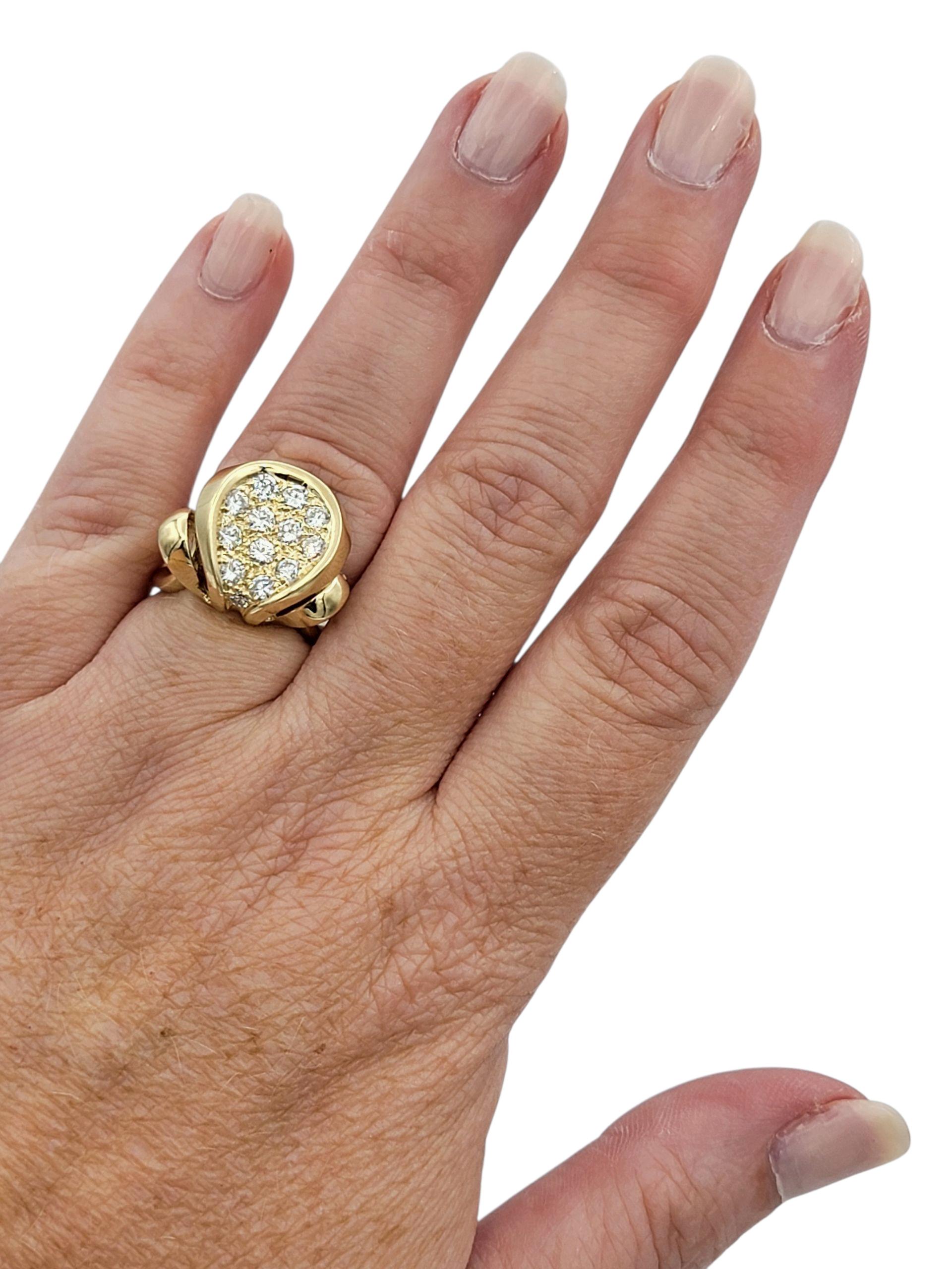 Anillo de cóctel con pavé de diamantes cóncavo circular en oro amarillo de 14 quilates en venta 4