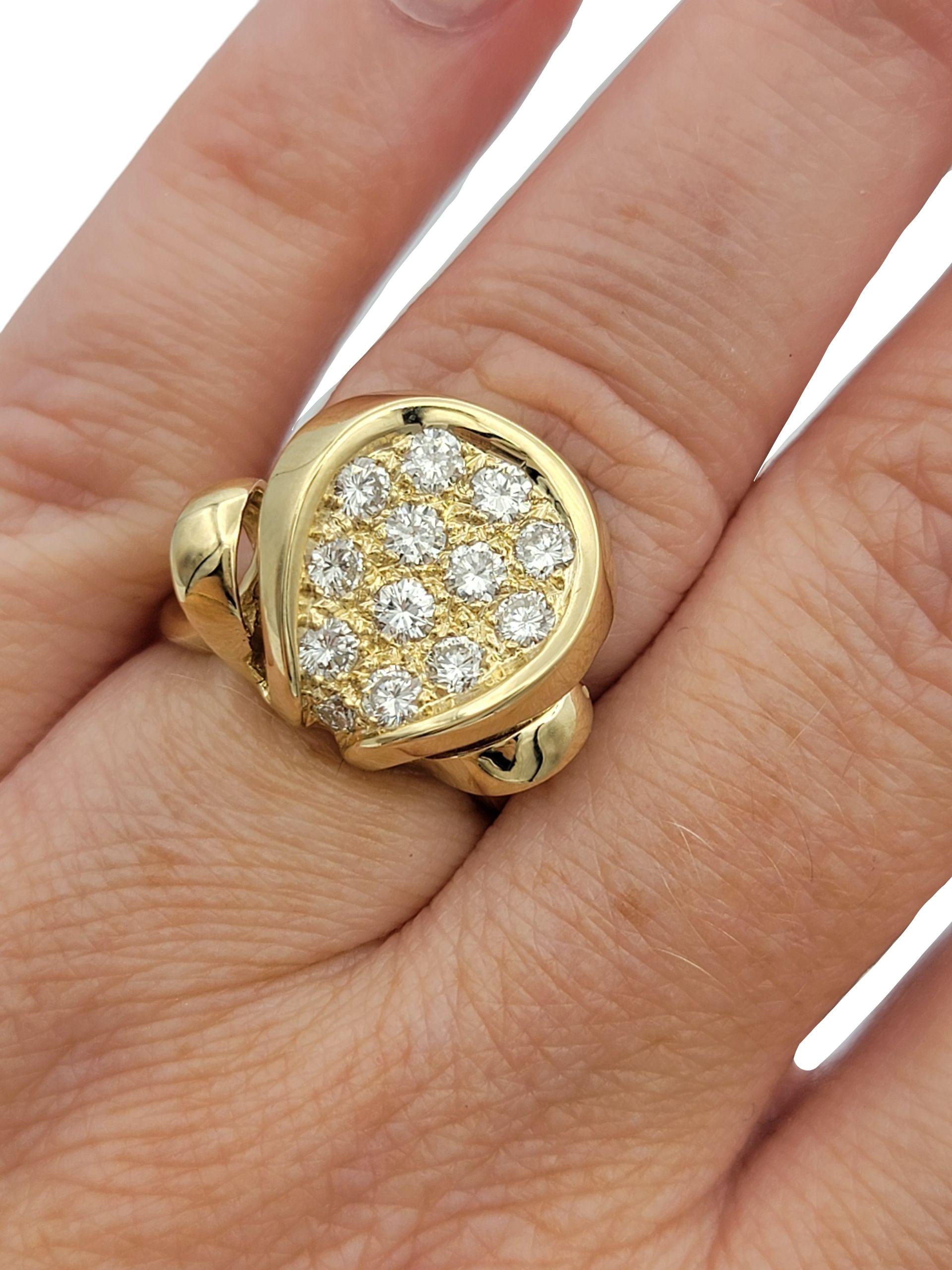 Anillo de cóctel con pavé de diamantes cóncavo circular en oro amarillo de 14 quilates en venta 5