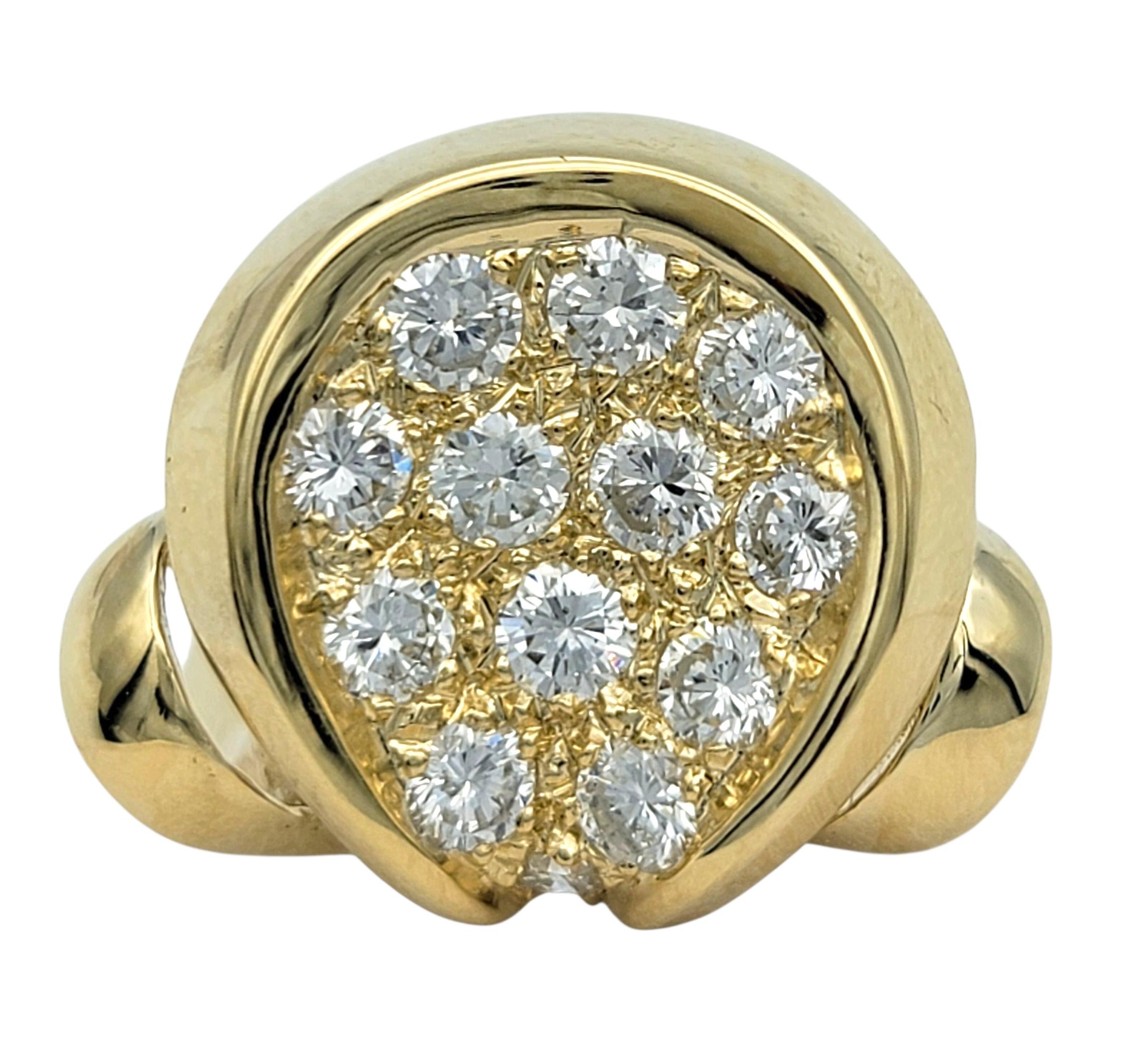 Tamaño del anillo: 6

Este anillo de diamantes de forma circular irradia brillo y sofisticación desde todos los ángulos. Cubierta de un manto de diamantes redondos talla brillante, toda la cara del anillo brilla con una encantadora superficie estilo