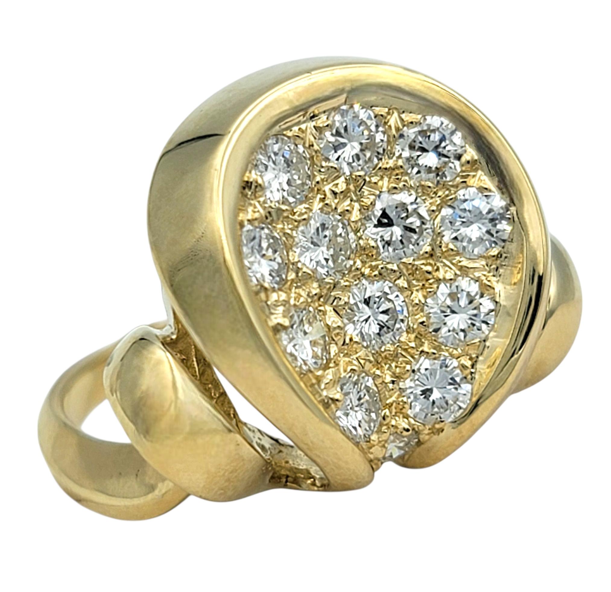 Anillo de cóctel con pavé de diamantes cóncavo circular en oro amarillo de 14 quilates Contemporáneo en venta