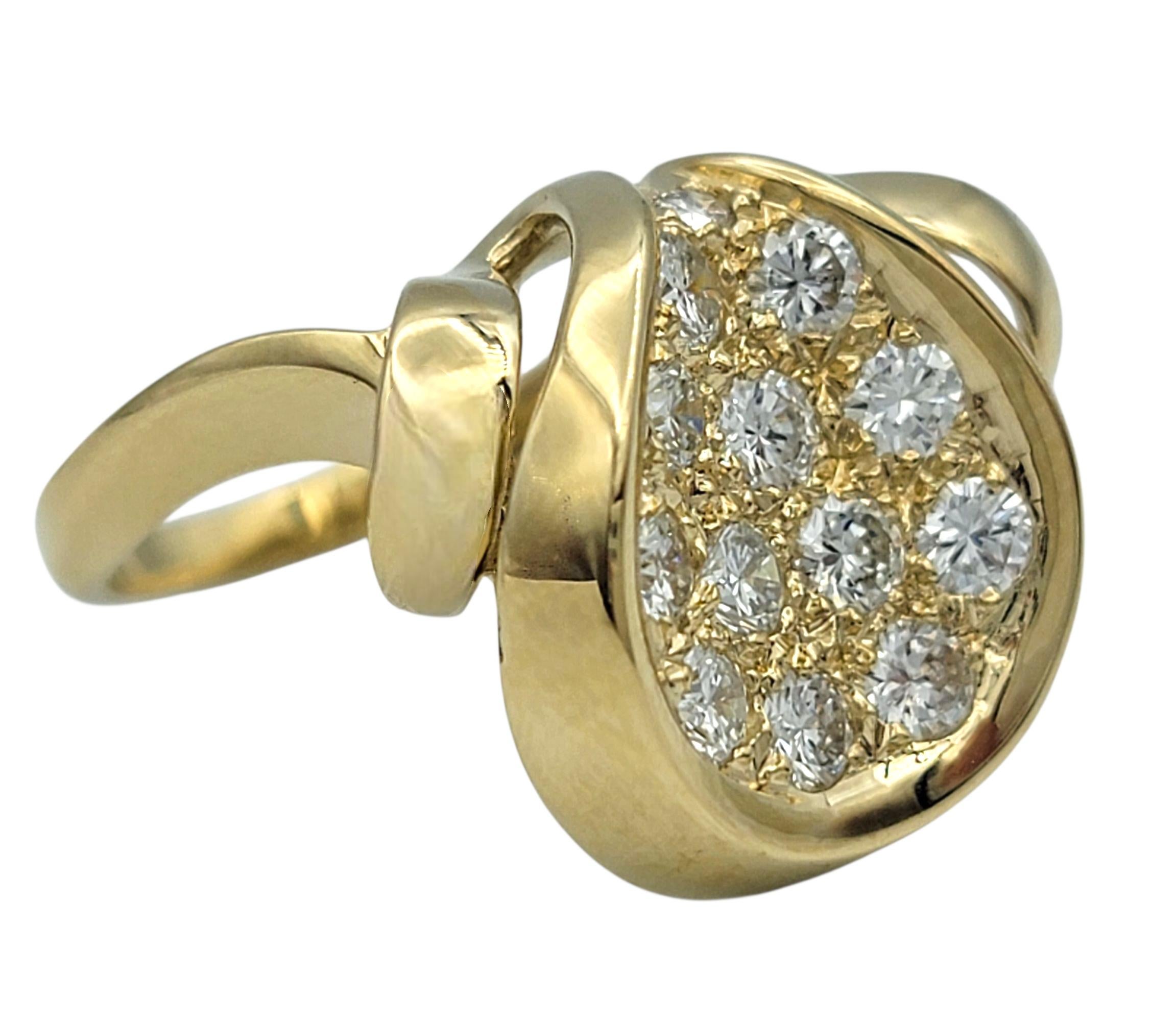 Anillo de cóctel con pavé de diamantes cóncavo circular en oro amarillo de 14 quilates en Bueno estado para la venta en Scottsdale, AZ
