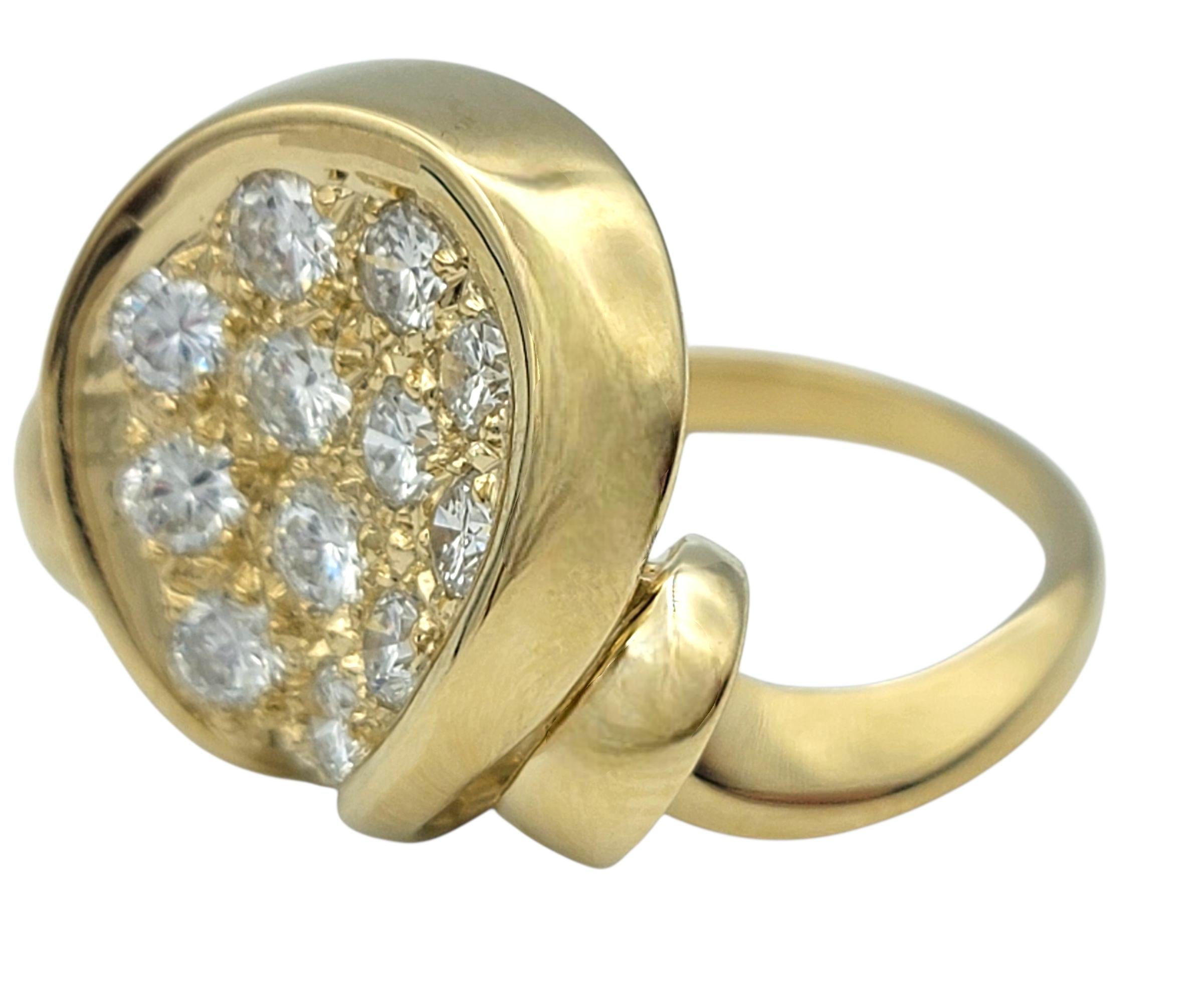 De las mujeres Anillo de cóctel con pavé de diamantes cóncavo circular en oro amarillo de 14 quilates en venta